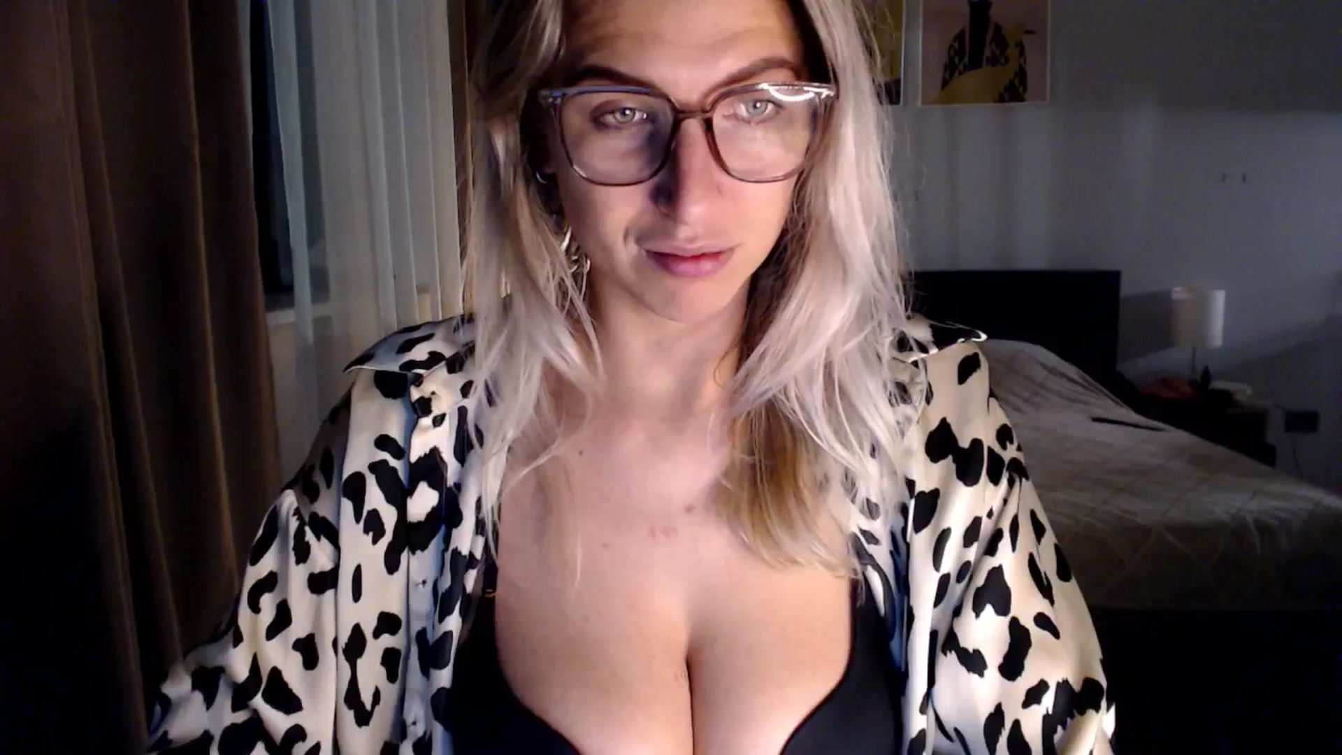 Gallery image thumbnail from VivicaCoke's myfreecams stream on, 12/25/2024, 16:16 image 19 of 20