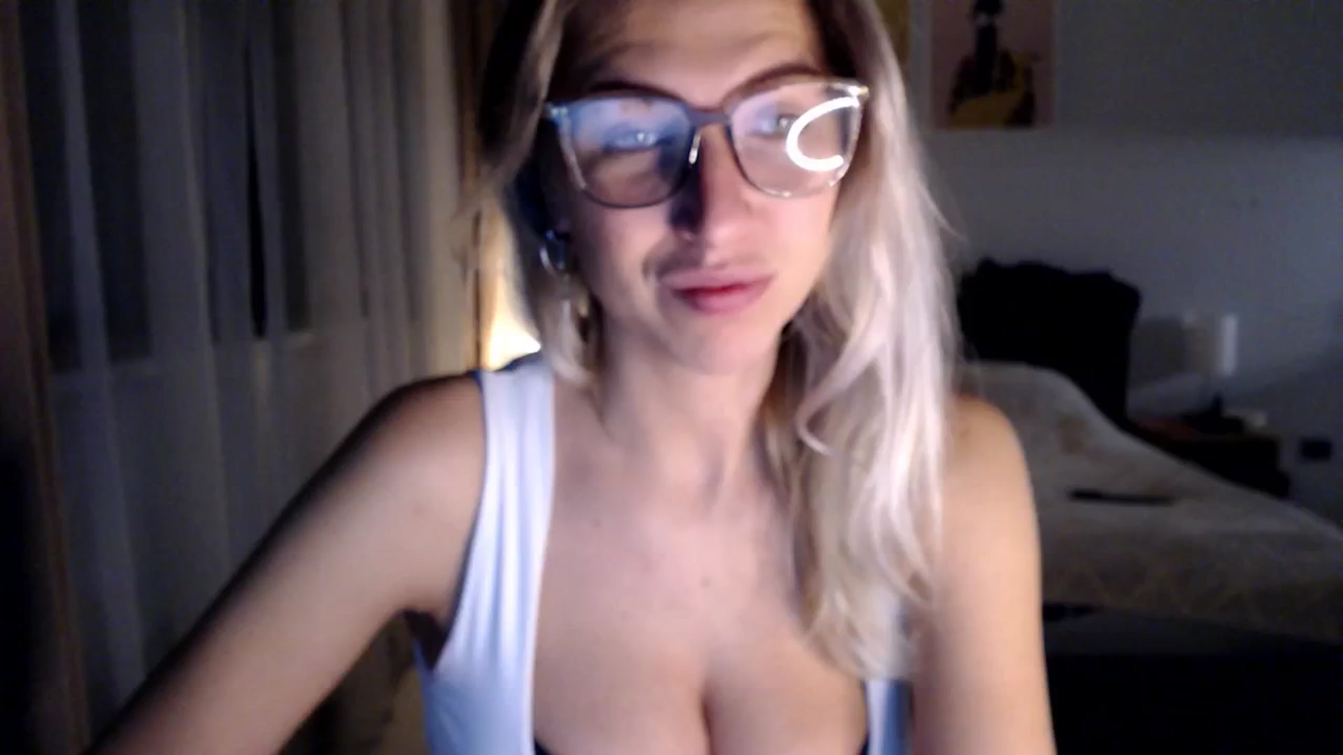 Gallery image thumbnail from VivicaCoke's myfreecams stream on, 12/26/2024, 15:38 image 11 of 20