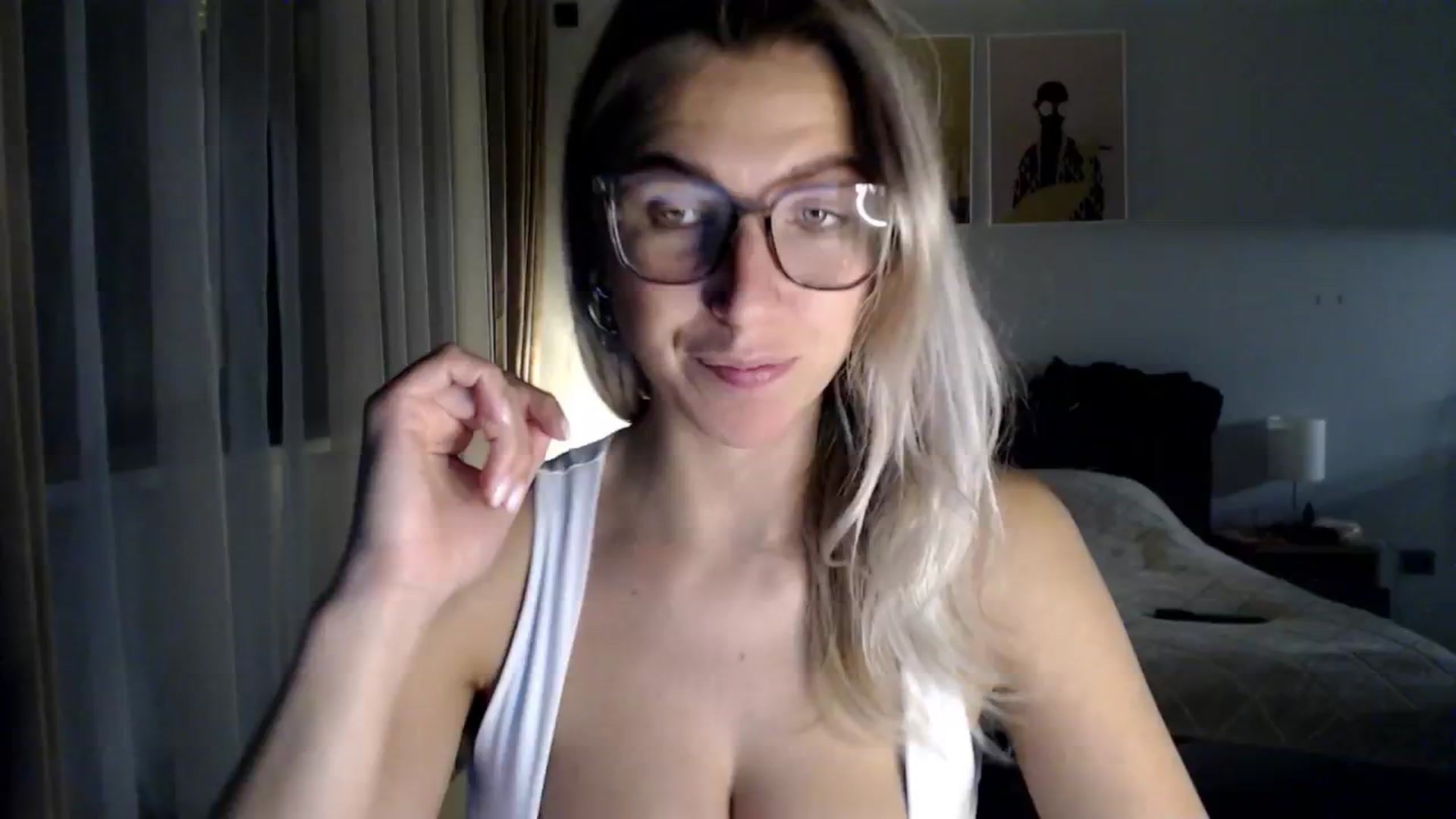 Gallery image thumbnail from VivicaCoke's myfreecams stream on, 12/26/2024, 18:08 image 10 of 20