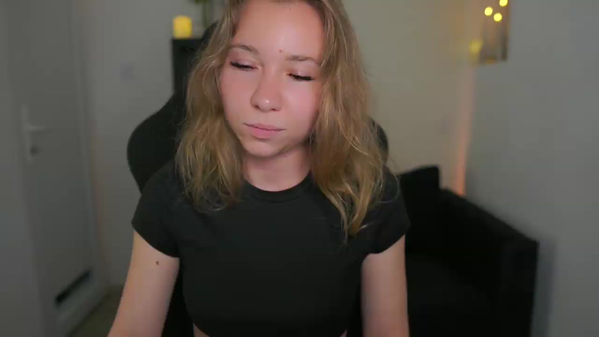 Gallery image thumbnail from VivienVance18's myfreecams stream on, 06/03/2026, 22:40 image 9 of 20