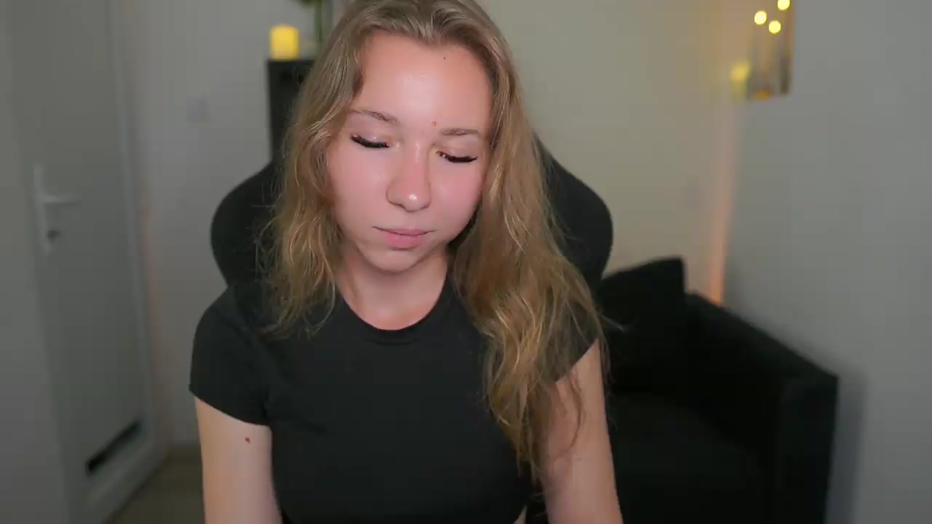 Gallery image thumbnail from VivienVance18's myfreecams stream on, 06/03/2026, 22:40 image 4 of 20