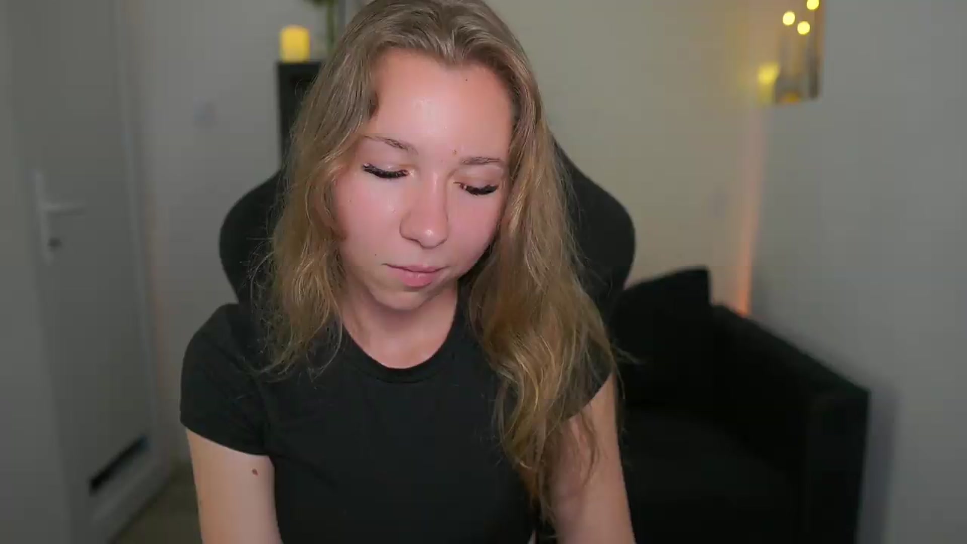 Gallery image thumbnail from VivienVance18's myfreecams stream on, 06/03/2026, 22:40 image 5 of 20