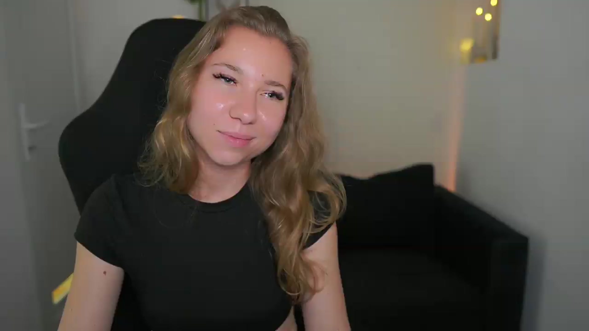 Gallery image thumbnail from VivienVance18's myfreecams stream on, 06/04/2026, 02:09 image 10 of 20