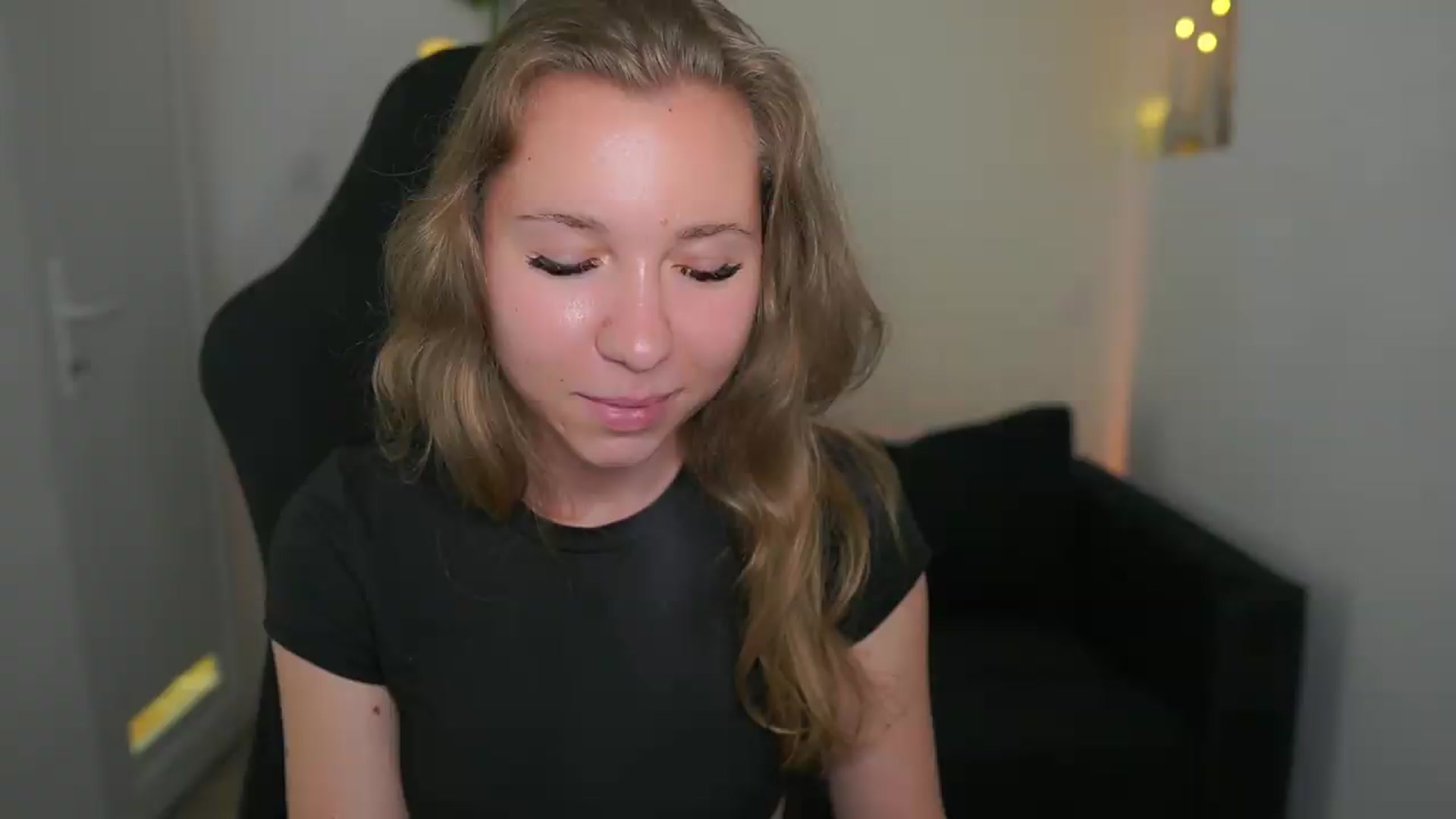 Gallery image thumbnail from VivienVance18's myfreecams stream on, 06/04/2026, 02:09 image 6 of 20