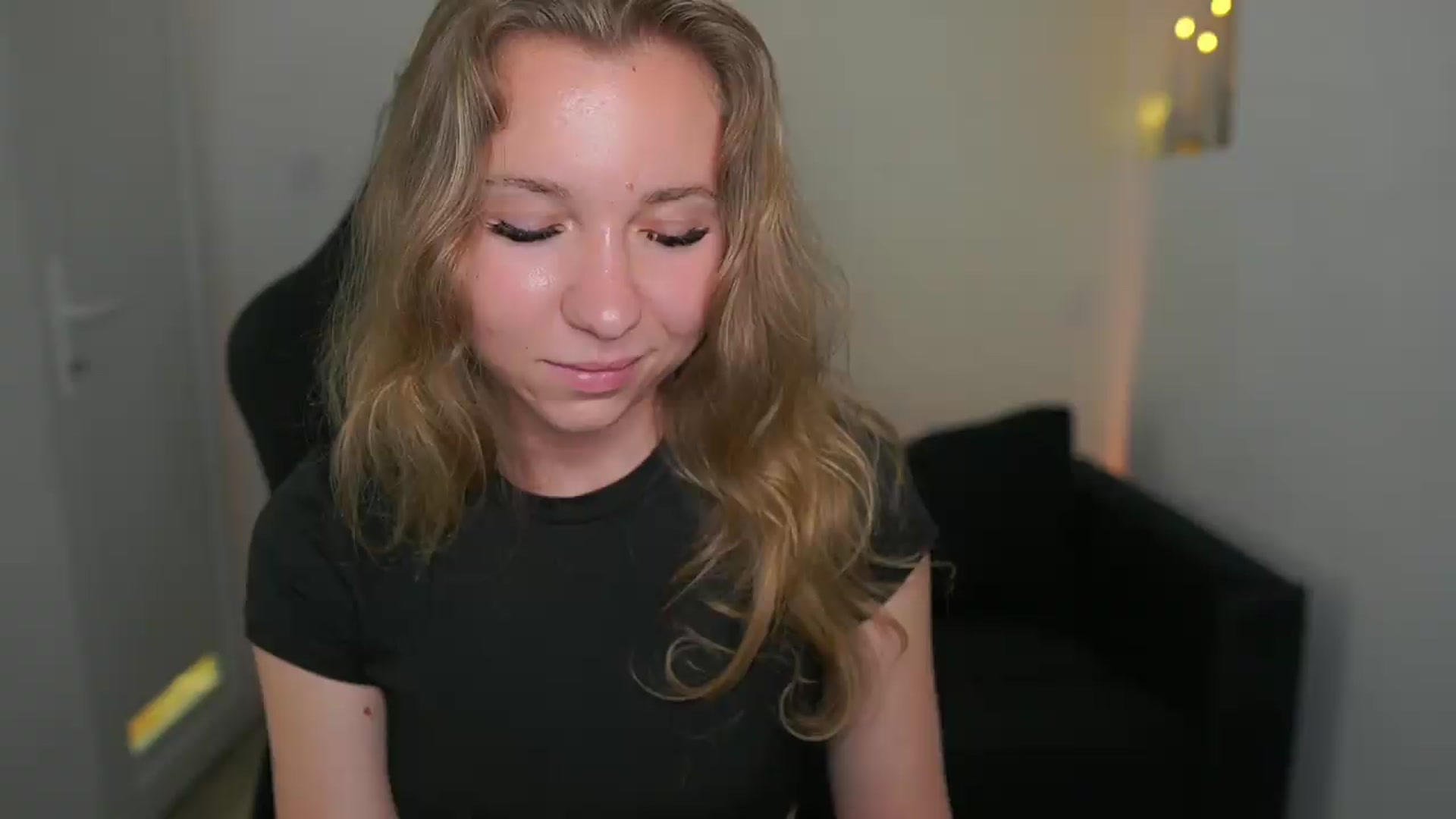 Gallery image thumbnail from VivienVance18's myfreecams stream on, 06/04/2026, 02:09 image 4 of 20