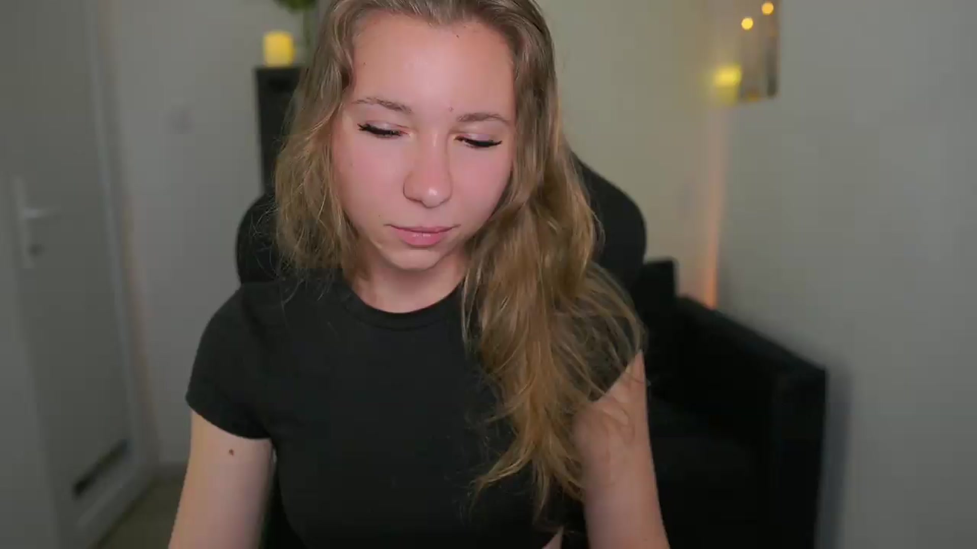 Gallery image thumbnail from VivienVance18's myfreecams stream on, 06/04/2026, 22:55 image 6 of 20