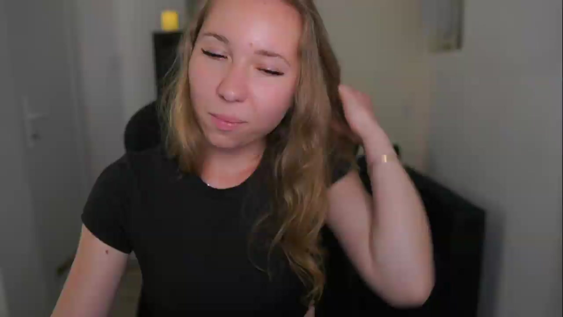 Gallery image thumbnail from VivienVance18's myfreecams stream on, 06/09/2026, 15:38 image 6 of 20