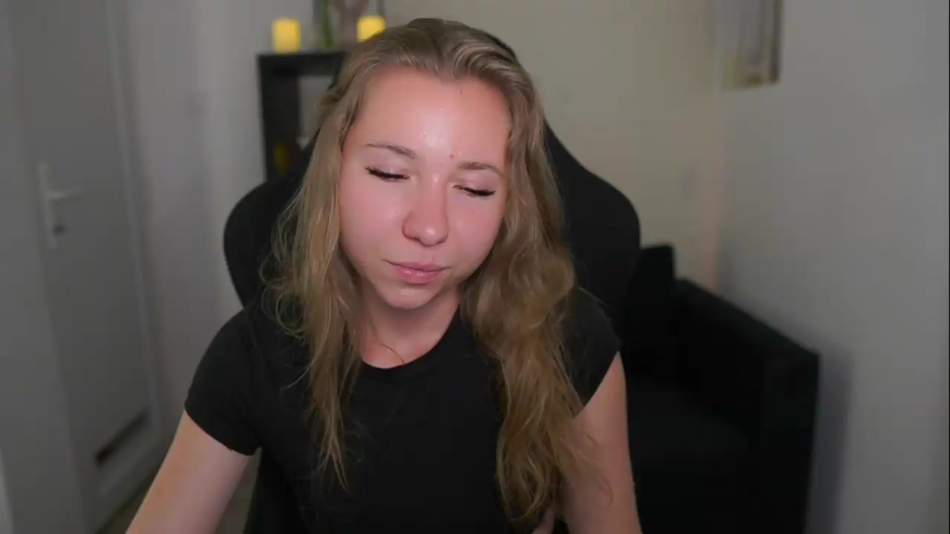 Gallery image thumbnail from VivienVance18's myfreecams stream on, 06/09/2026, 15:38 image 2 of 20