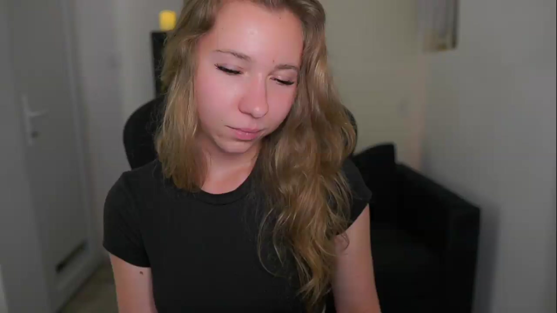 Gallery image thumbnail from VivienVance18's myfreecams stream on, 06/09/2026, 15:38 image 10 of 20
