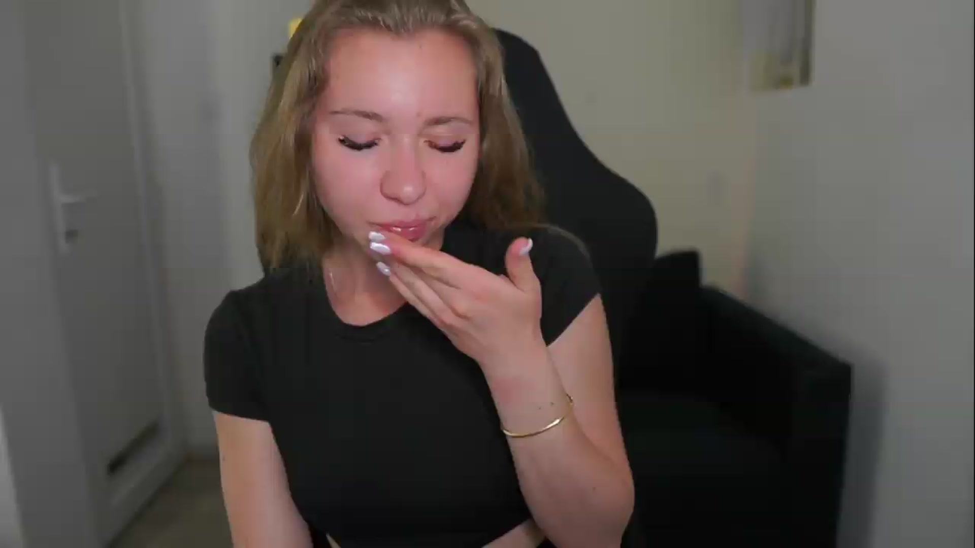 Gallery image thumbnail from VivienVance18's myfreecams stream on, 06/09/2026, 16:21 image 3 of 20