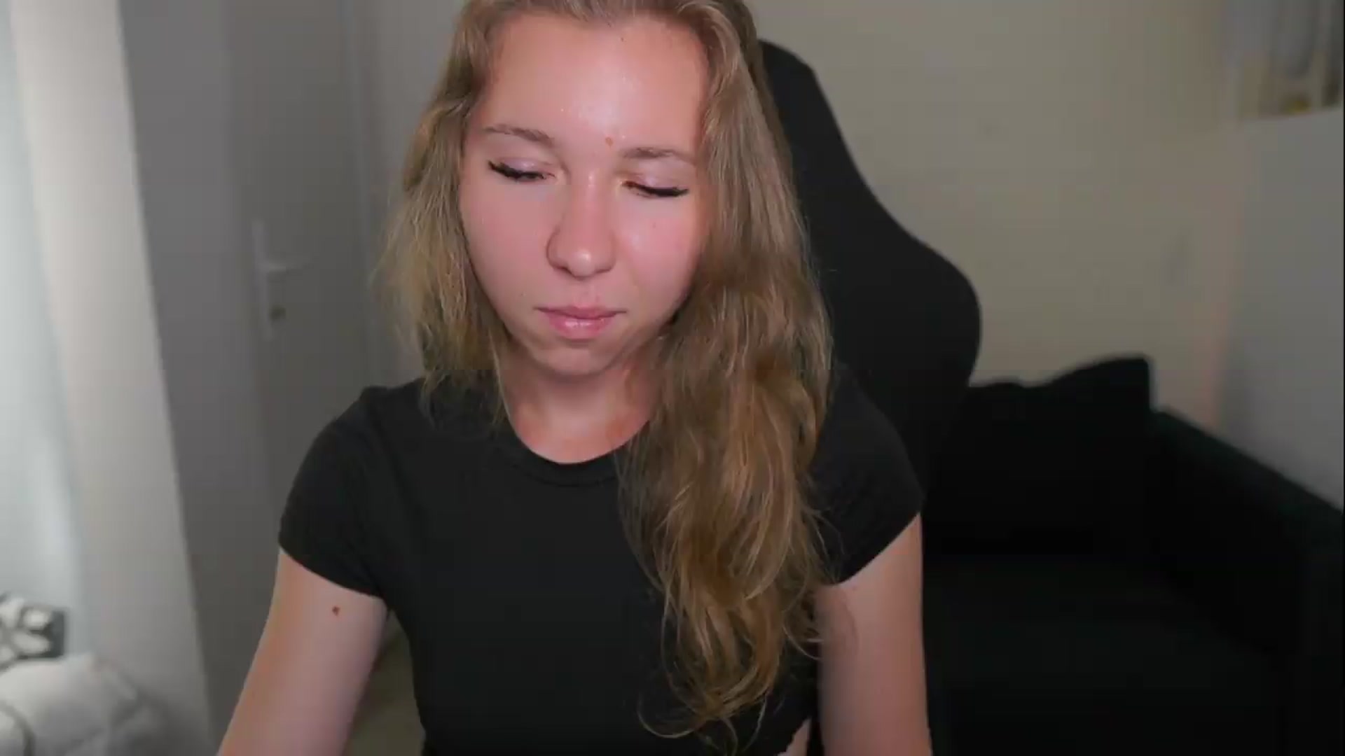Gallery image thumbnail from VivienVance18's myfreecams stream on, 06/09/2026, 16:21 image 19 of 20