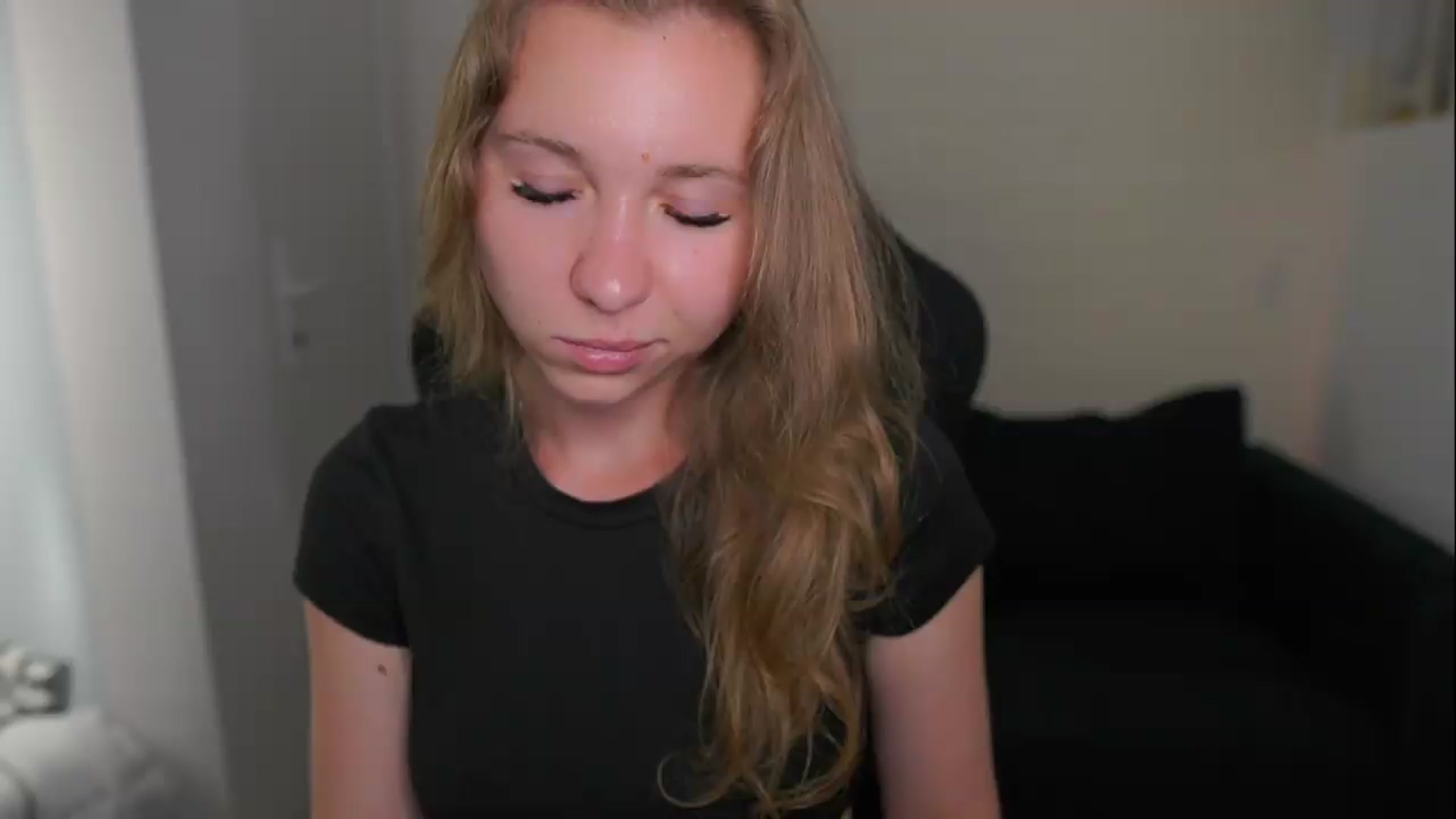 Gallery image thumbnail from VivienVance18's myfreecams stream on, 06/09/2026, 16:21 image 17 of 20