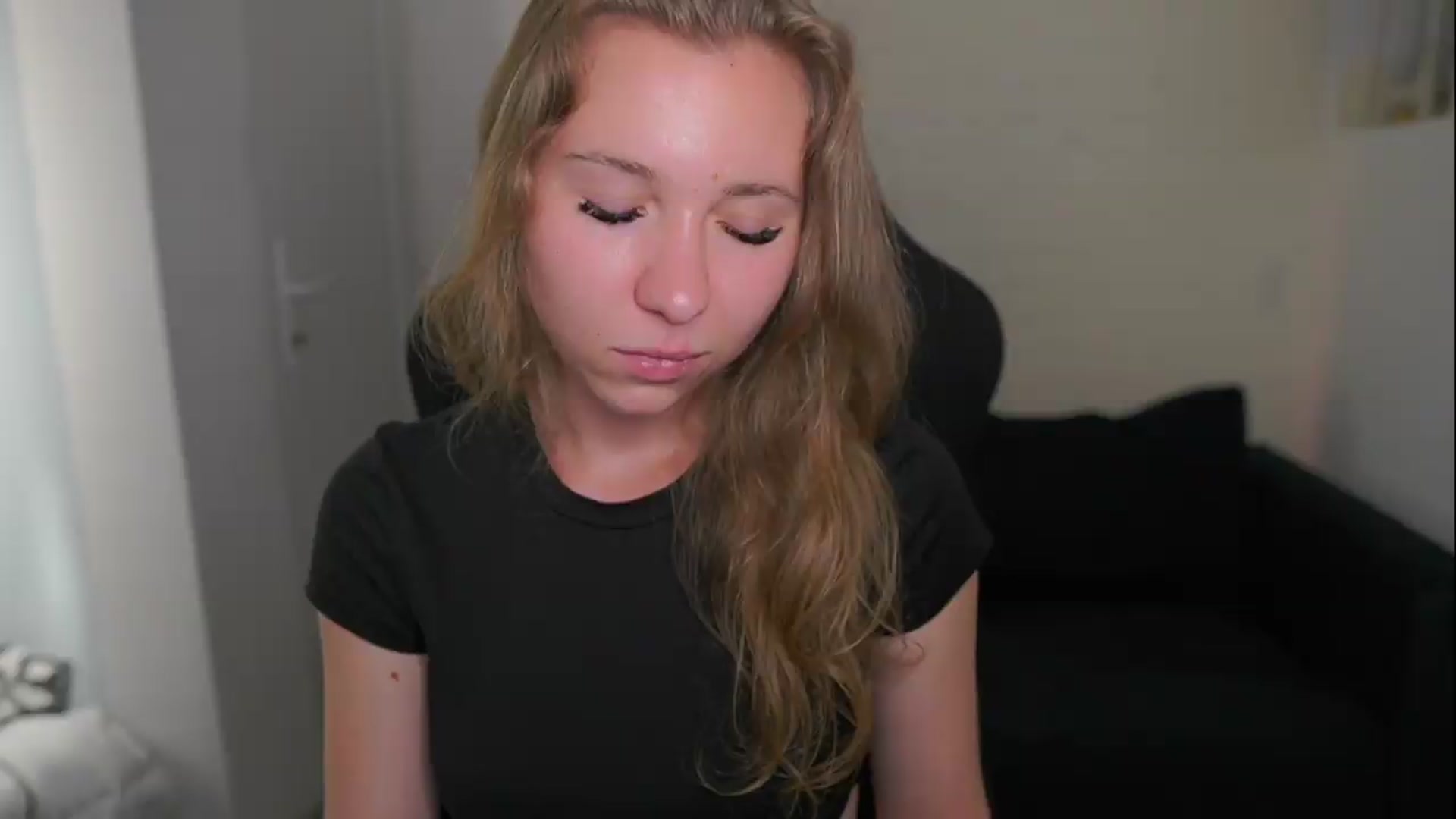 Gallery image thumbnail from VivienVance18's myfreecams stream on, 06/09/2026, 16:21 image 18 of 20