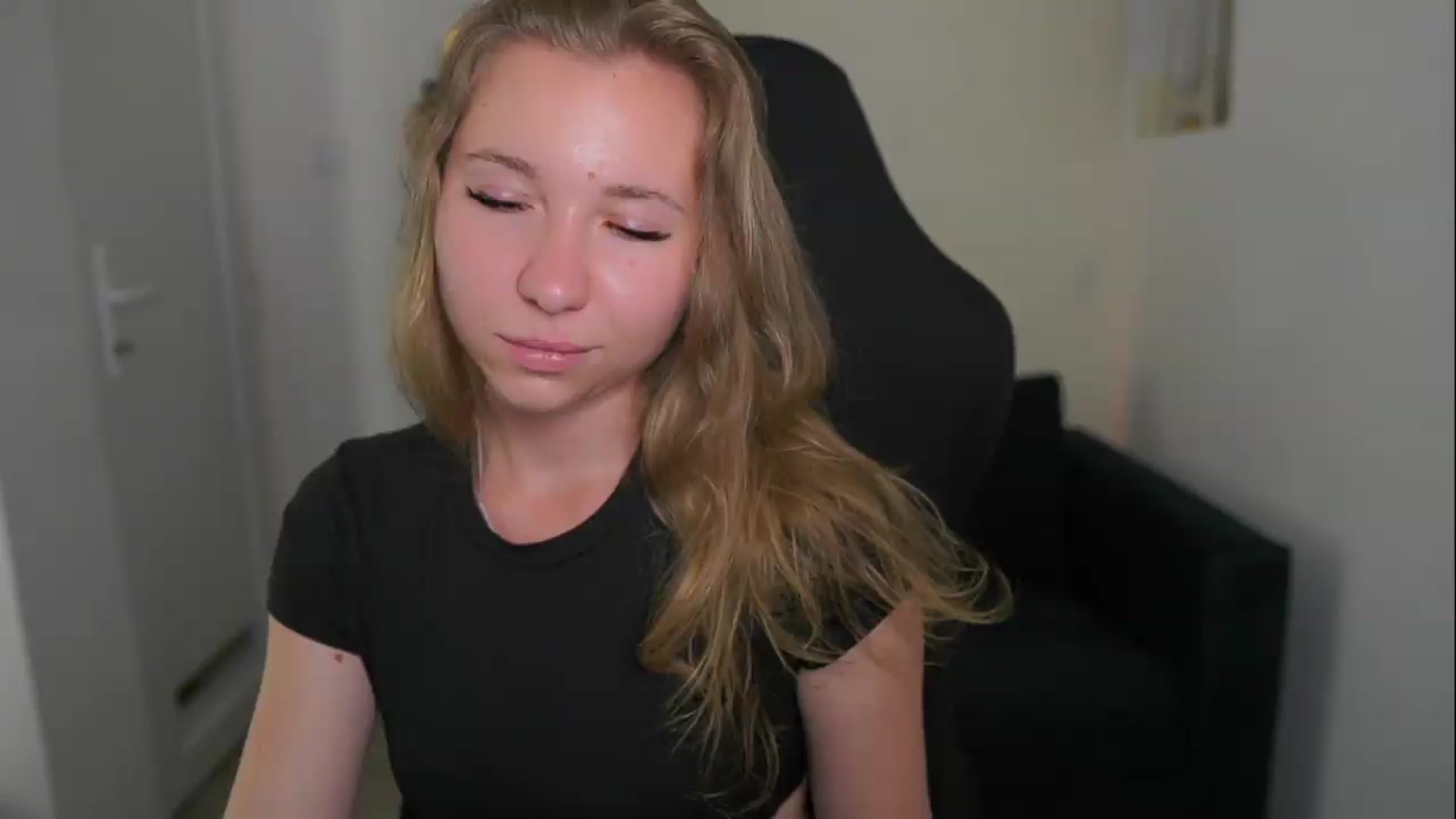 Gallery image thumbnail from VivienVance18's myfreecams stream on, 06/09/2026, 16:21 image 10 of 20