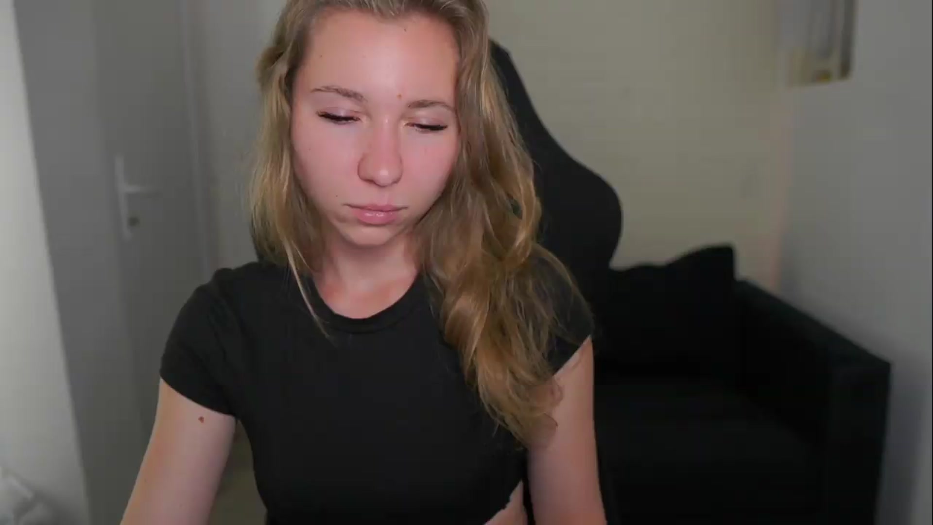Gallery image thumbnail from VivienVance18's myfreecams stream on, 06/09/2026, 17:19 image 15 of 20