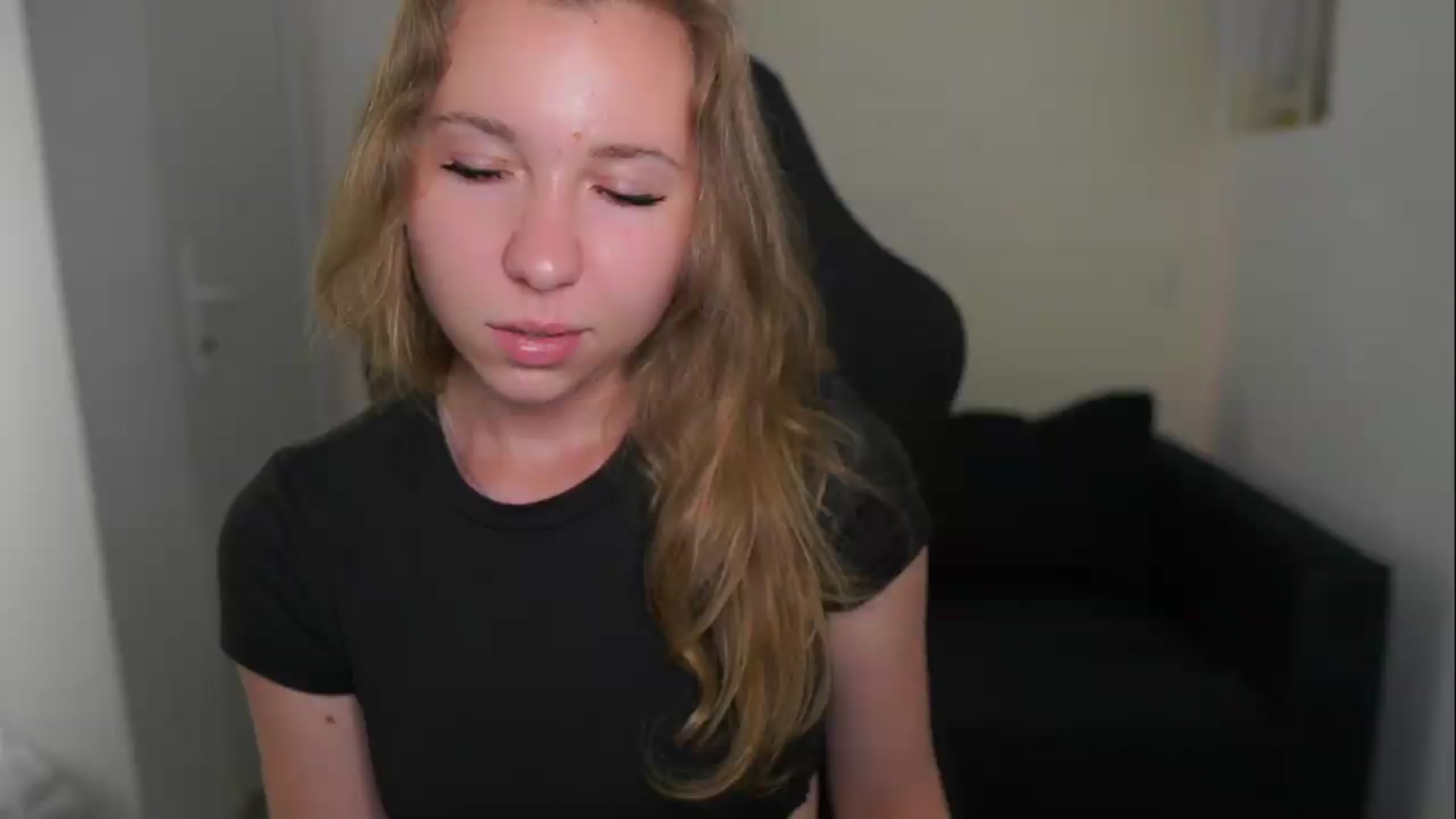 Gallery image thumbnail from VivienVance18's myfreecams stream on, 06/09/2026, 18:17 image 15 of 20