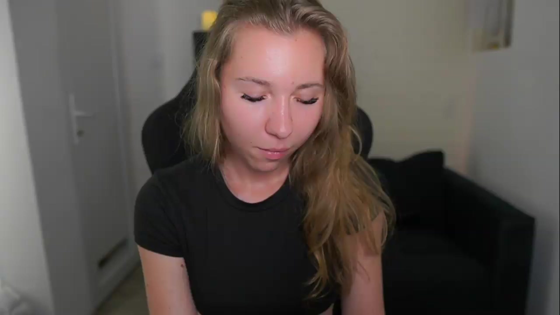 Gallery image thumbnail from VivienVance18's myfreecams stream on, 06/09/2026, 18:17 image 17 of 20