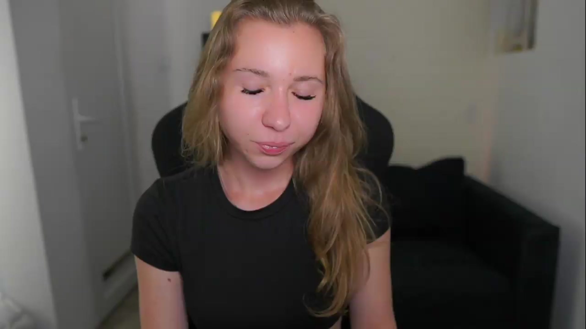 Gallery image thumbnail from VivienVance18's myfreecams stream on, 06/09/2026, 18:17 image 14 of 20