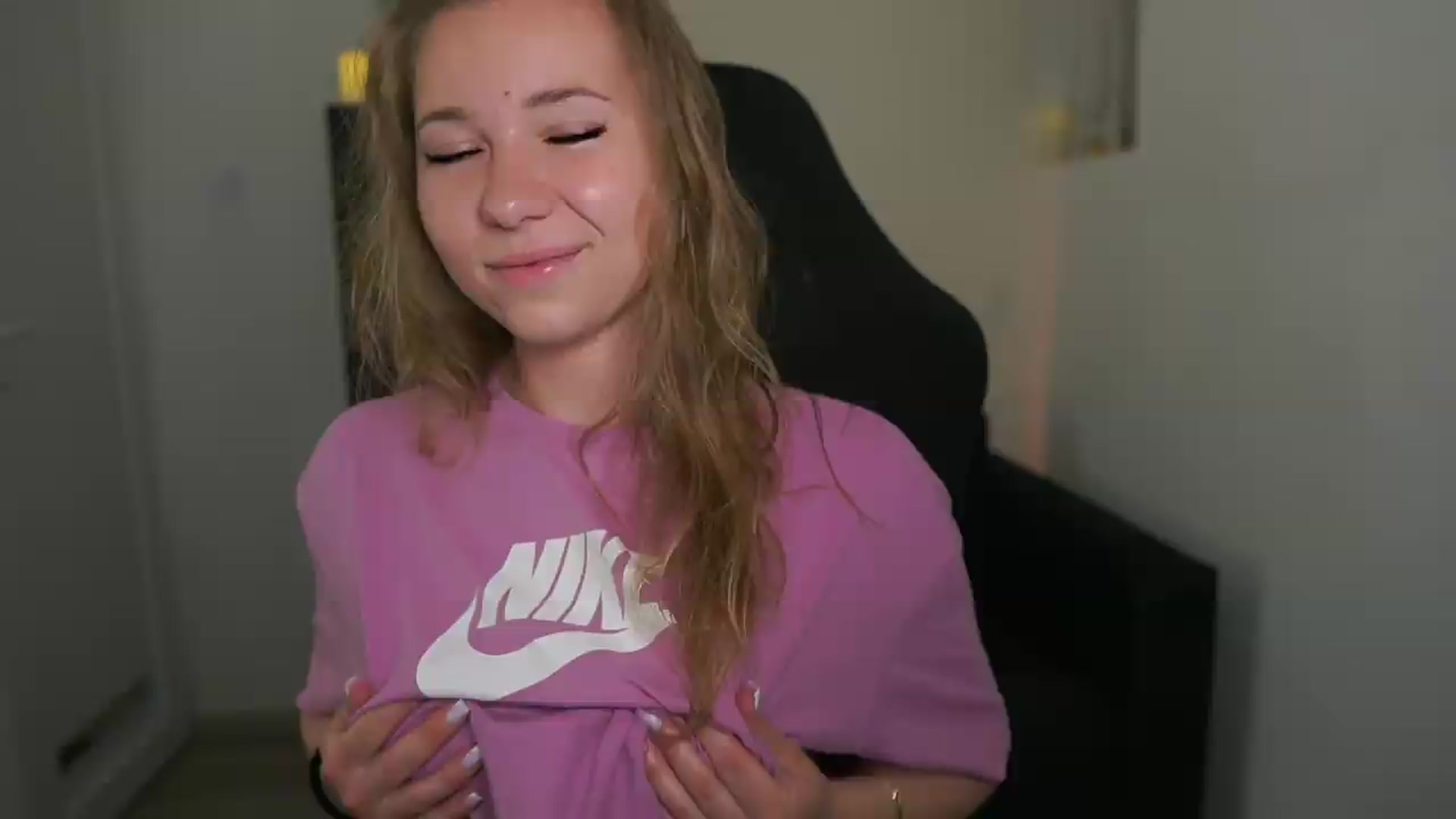 Gallery image thumbnail from VivienVance18's myfreecams stream on, 06/12/2026, 09:19 image 3 of 20