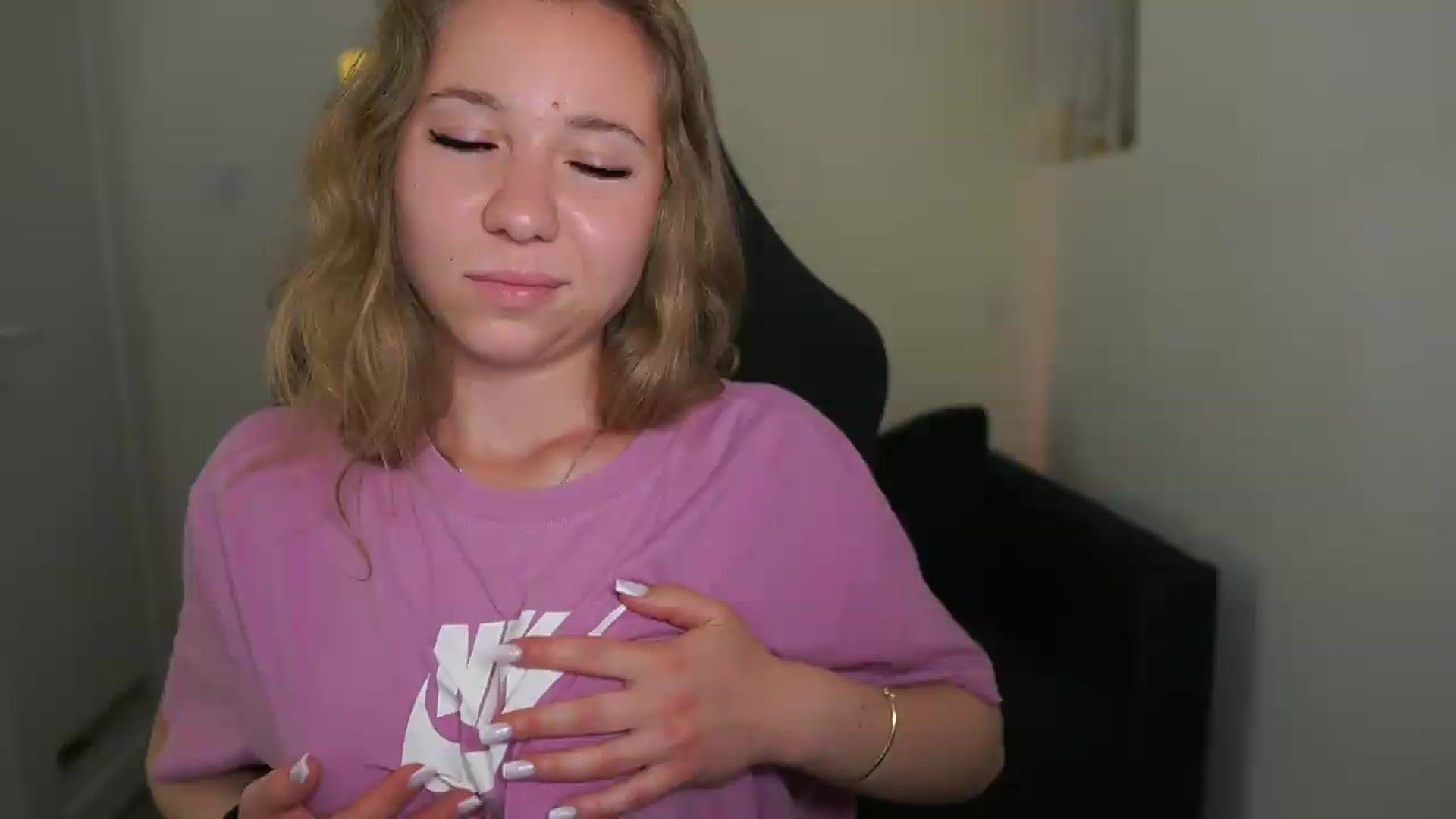 Gallery image thumbnail from VivienVance18's myfreecams stream on, 06/12/2026, 10:29 image 19 of 20