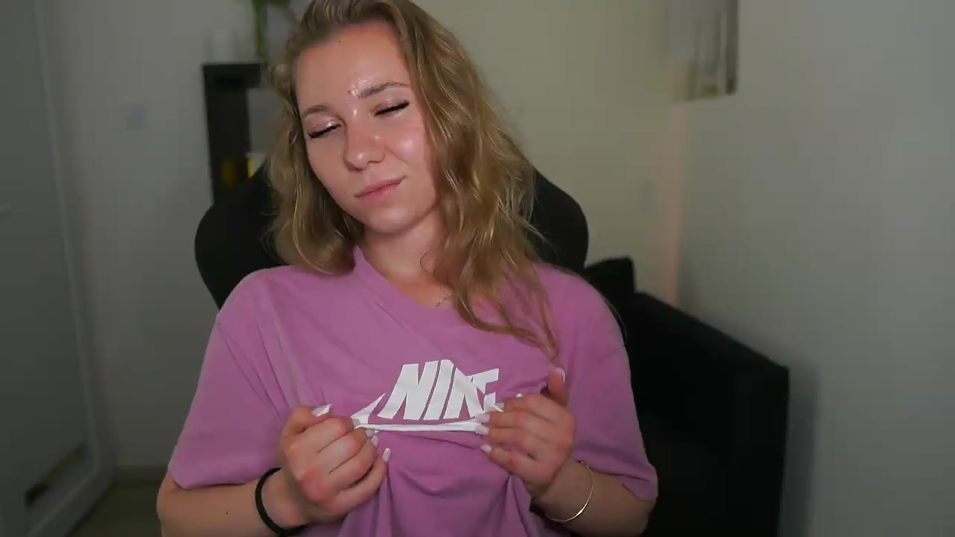 Gallery image thumbnail from VivienVance18's myfreecams stream on, 06/12/2026, 17:40 image 10 of 20