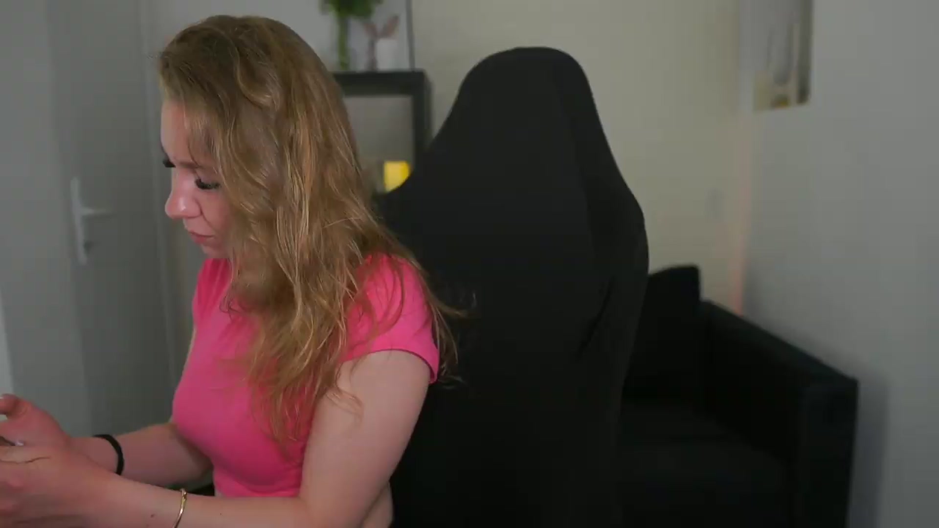 Gallery image thumbnail from VivienVance18's myfreecams stream on, 06/13/2026, 18:25 image 2 of 20