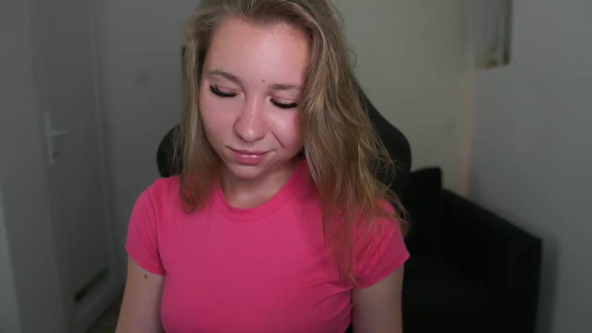 Gallery image thumbnail from VivienVance18's myfreecams stream on, 06/14/2026, 19:15 image 3 of 20