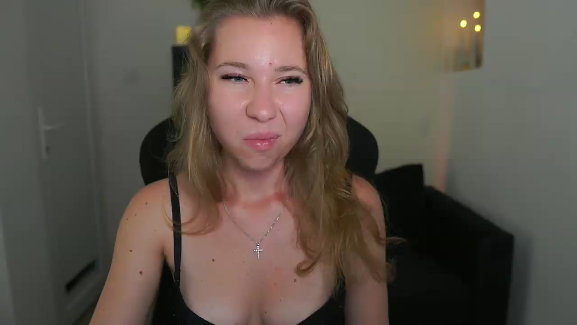 Gallery image thumbnail from VivienVance18's myfreecams stream on, 06/19/2026, 01:01 image 16 of 20
