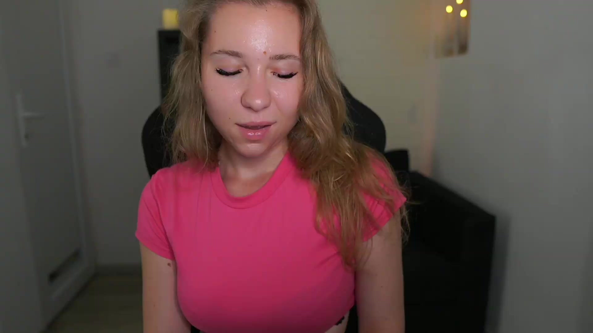 Gallery image thumbnail from VivienVance18's myfreecams stream on, 06/21/2026, 01:00 image 18 of 20