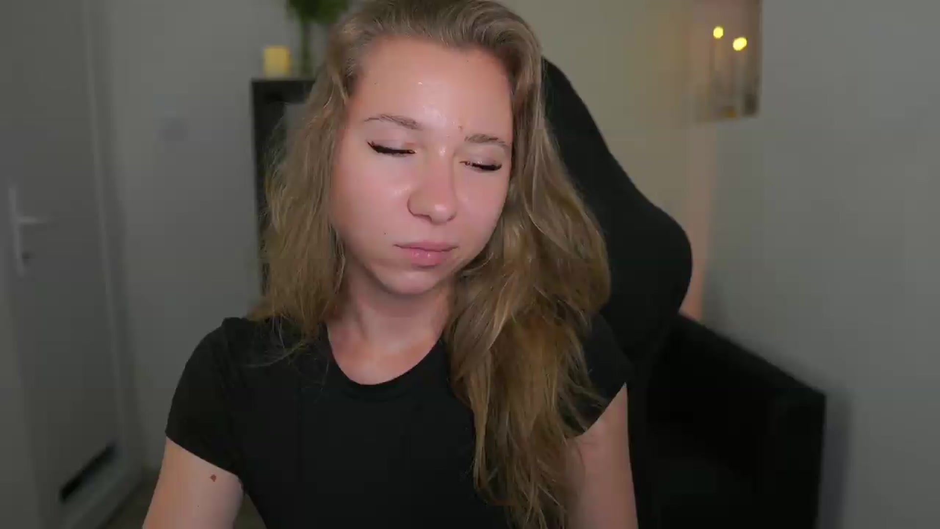 Gallery image thumbnail from VivienVance18's myfreecams stream on, 06/23/2026, 23:07 image 4 of 20