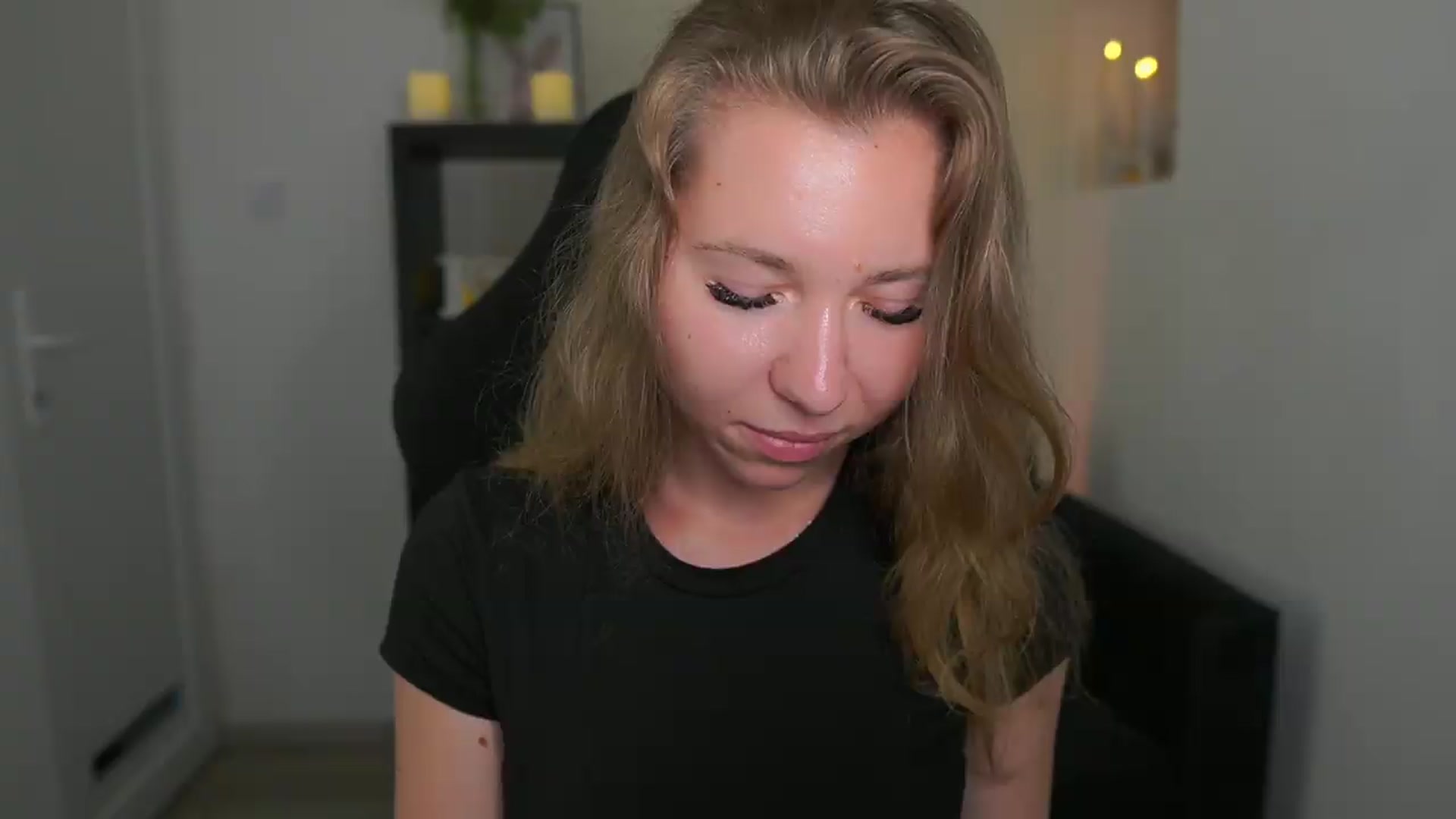 Gallery image thumbnail from VivienVance18's myfreecams stream on, 06/23/2026, 23:07 image 1 of 20