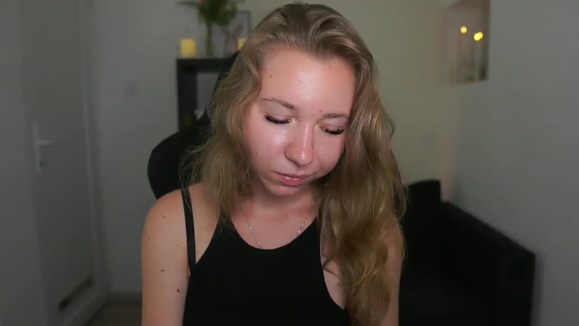 Gallery image thumbnail from VivienVance18's myfreecams stream on, 06/24/2026, 16:32 image 17 of 20