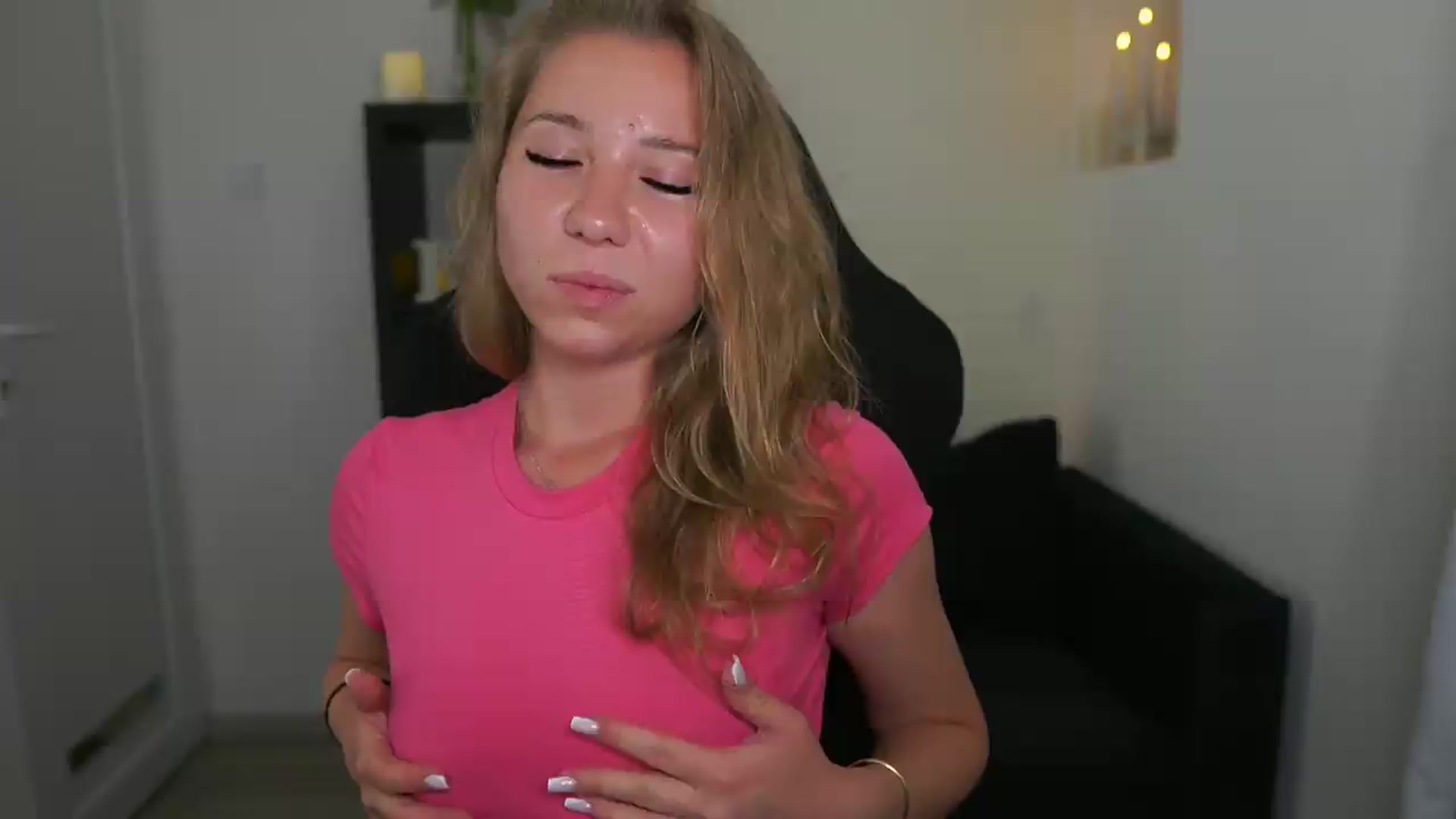 Gallery image thumbnail from VivienVance18's myfreecams stream on, 07/08/2026, 22:18 image 14 of 20