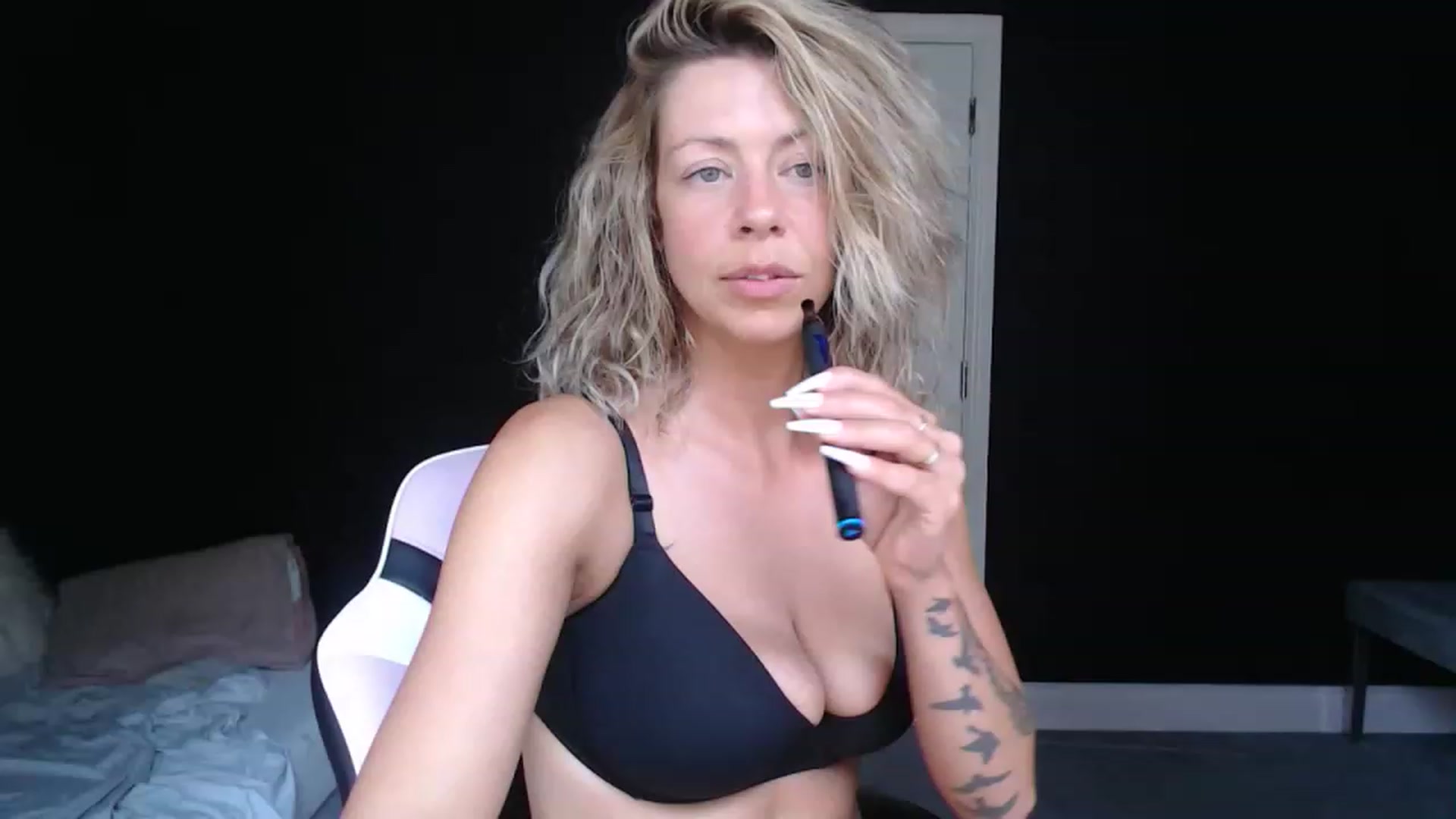 Gallery image thumbnail from VivienneFoxUK's myfreecams stream on, 06/26/2023, 11:54 image 14 of 20