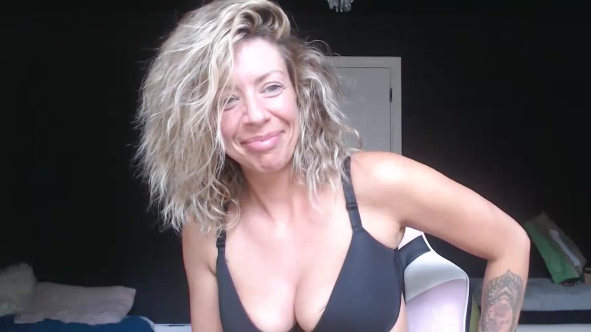Gallery image thumbnail from VivienneFoxUK's myfreecams stream on, 07/01/2023, 16:09 image 2 of 20