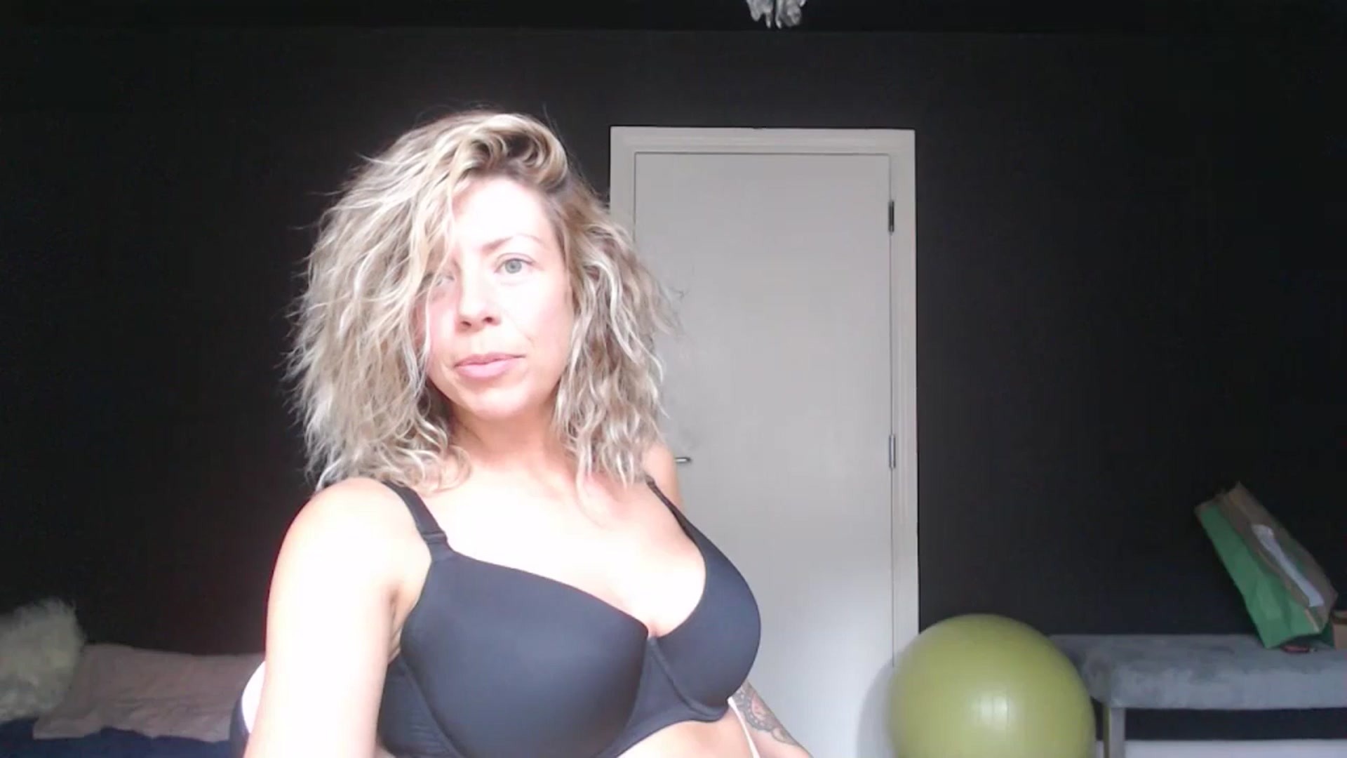 Gallery image thumbnail from VivienneFoxUK's myfreecams stream on, 07/01/2023, 16:09 image 3 of 20