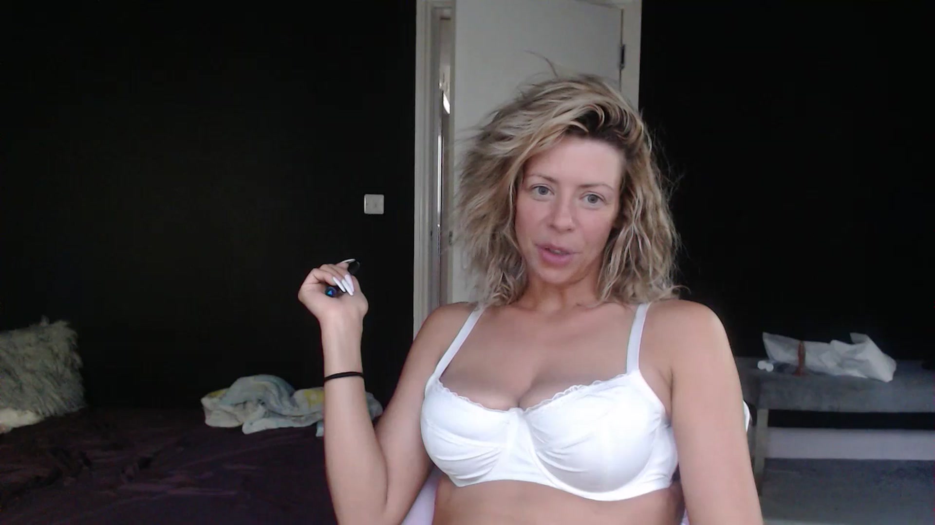 Gallery image thumbnail from VivienneFoxUK's myfreecams stream on, 07/08/2023, 18:32 image 17 of 20