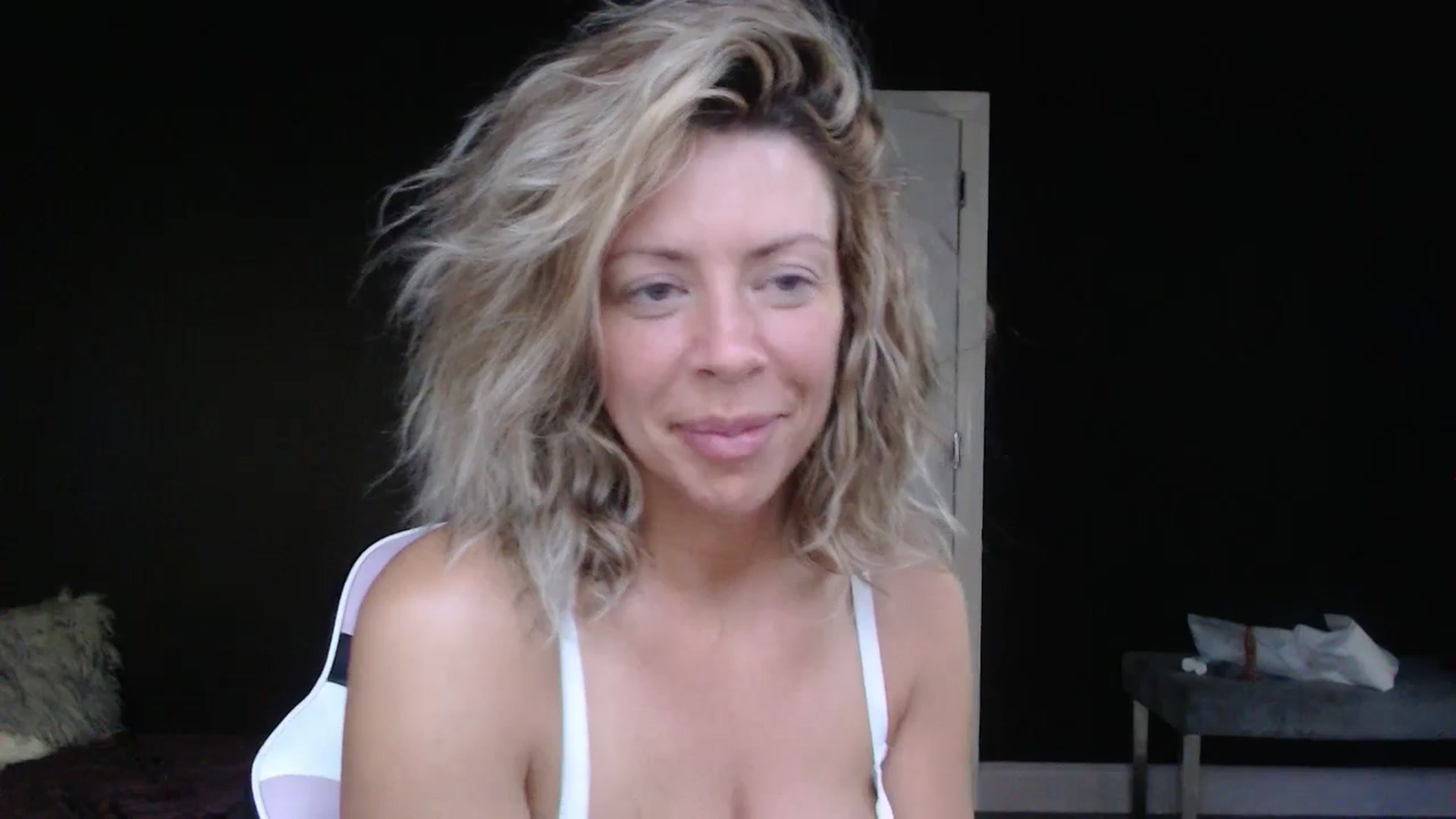 Gallery image thumbnail from VivienneFoxUK's myfreecams stream on, 07/08/2023, 18:32 image 19 of 20