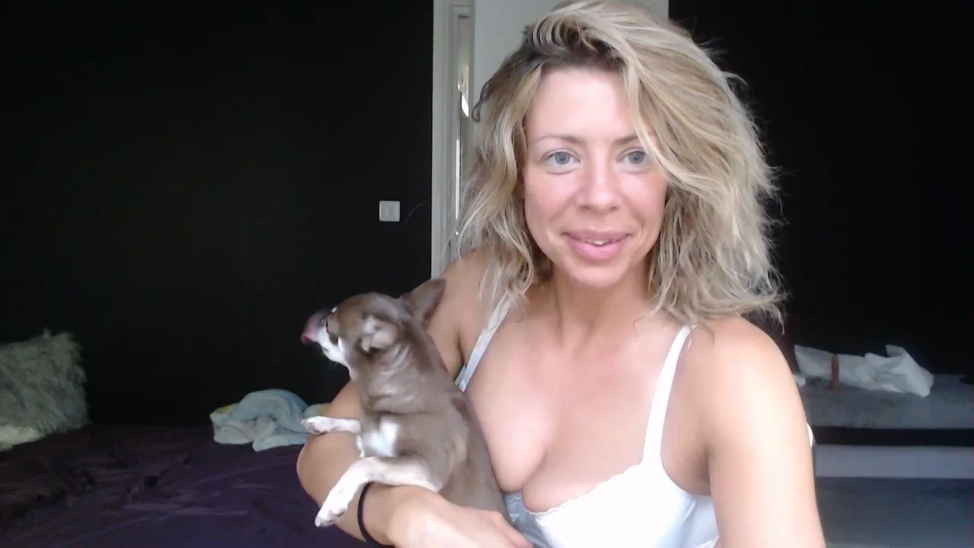 Gallery image thumbnail from VivienneFoxUK's myfreecams stream on, 07/08/2023, 18:32 image 15 of 20