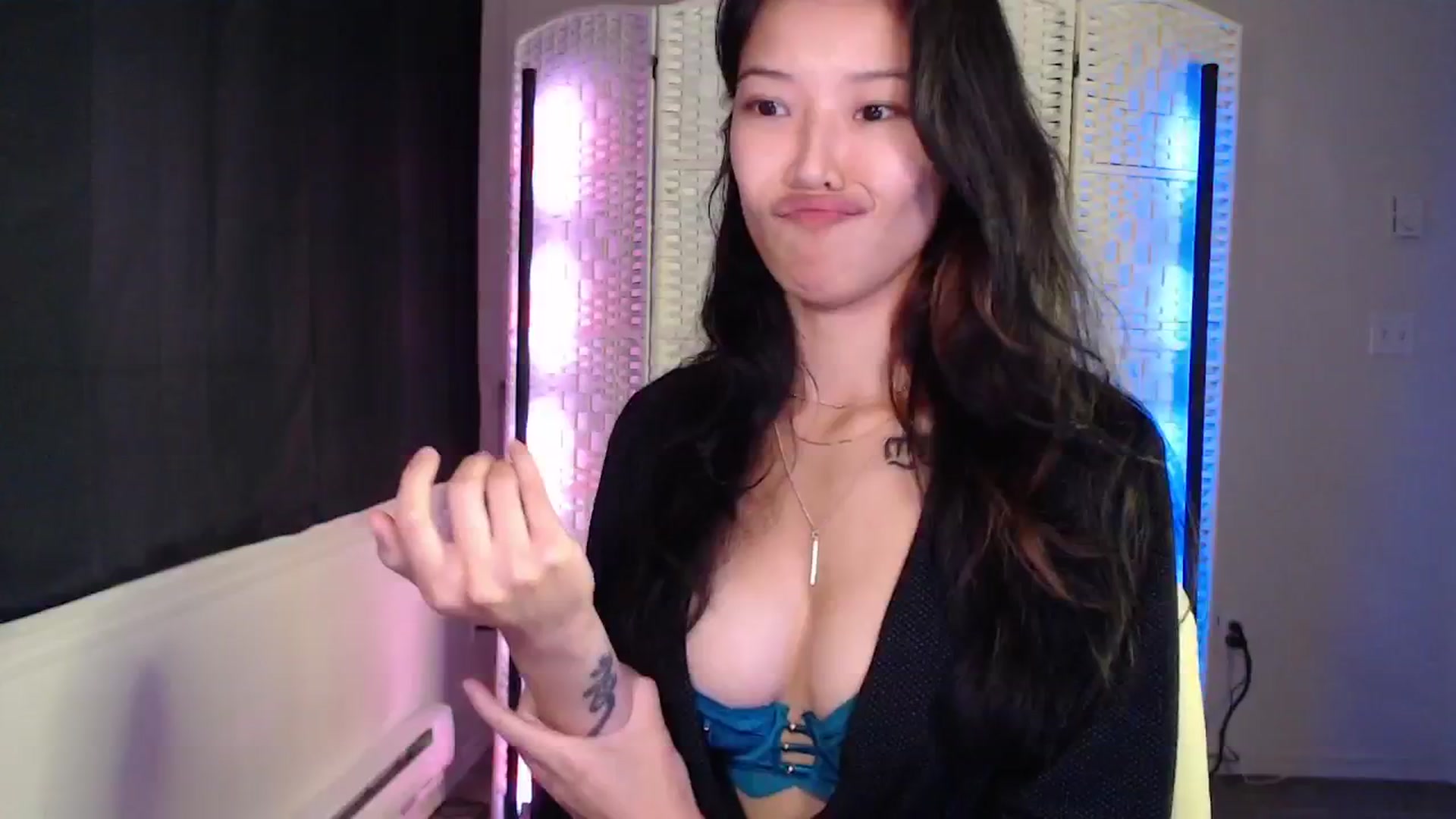 Gallery image thumbnail from Vivixxeve's myfreecams stream on, 08/30/2025, 24:53 image 6 of 20