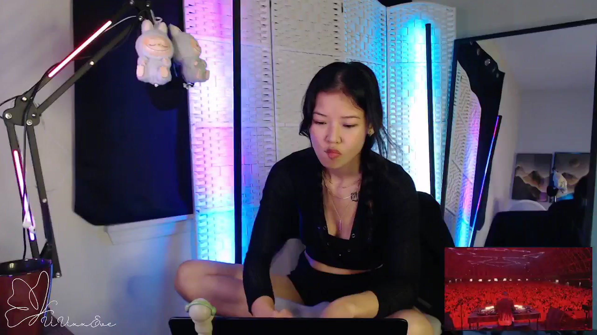 Gallery image thumbnail from Vivixxeve's myfreecams stream on, 09/06/2025, 02:54 image 2 of 20