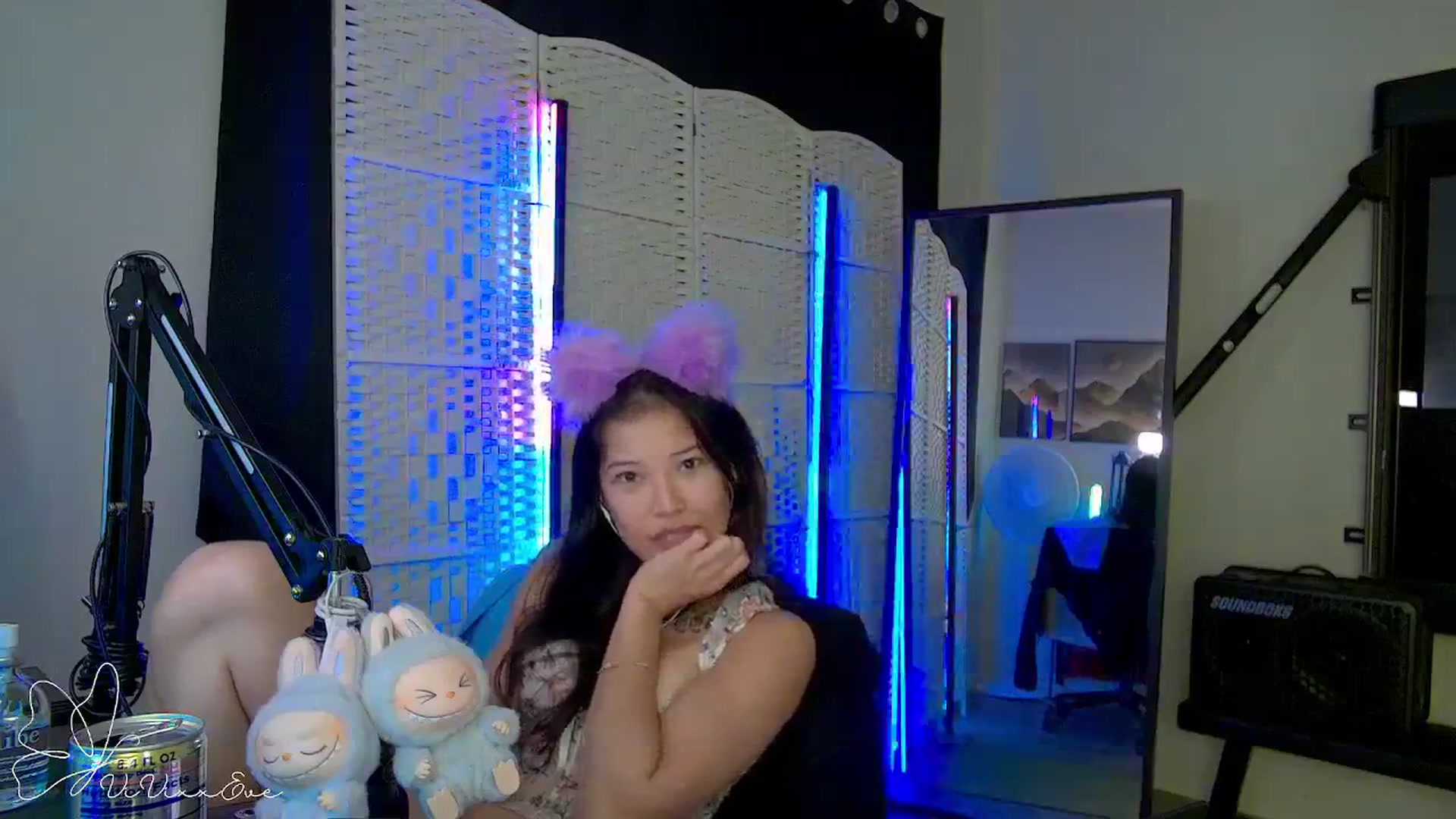 Gallery image thumbnail from Vivixxeve's myfreecams stream on, 09/15/2025, 09:04 image 14 of 20