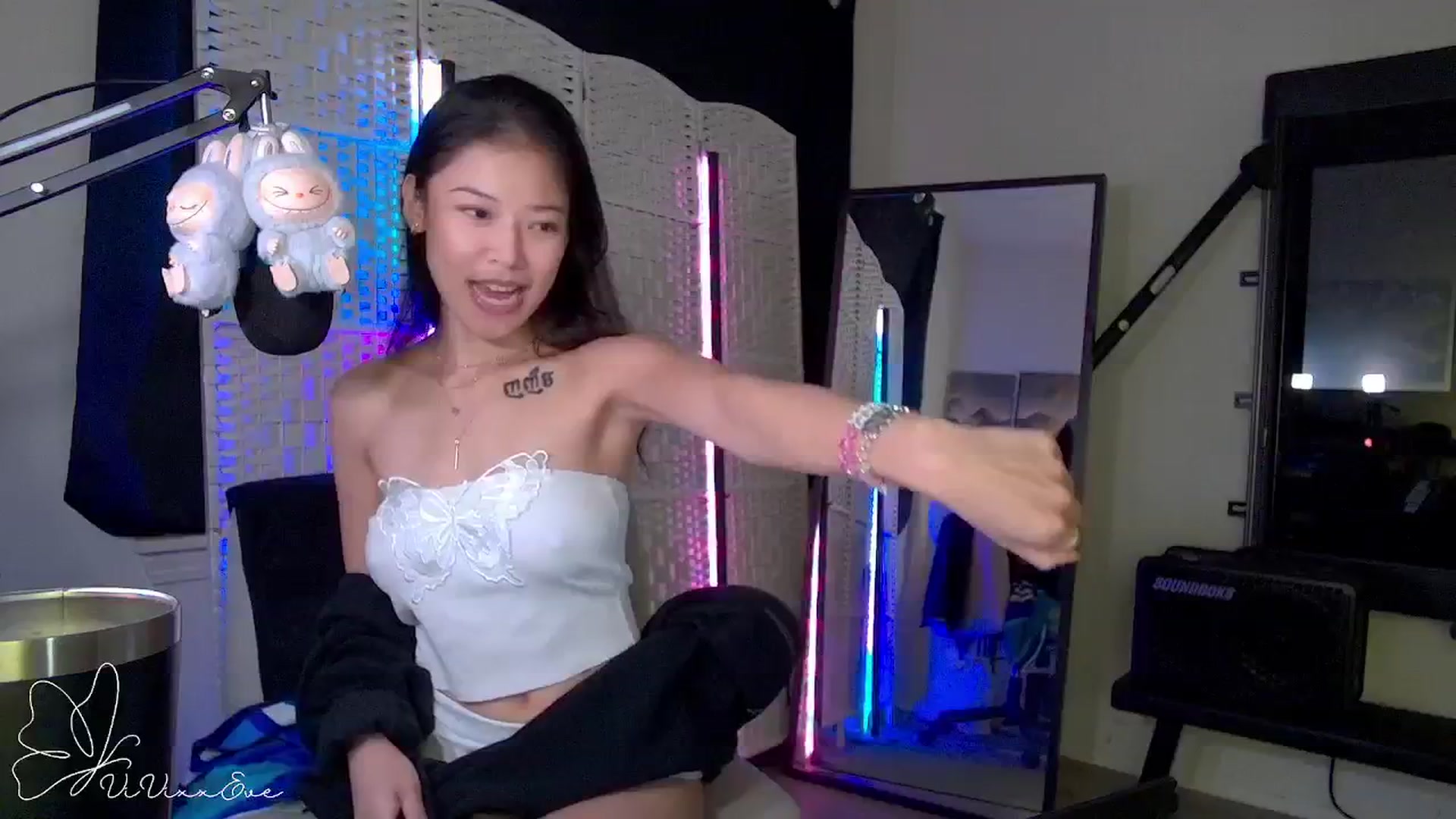 Gallery image thumbnail from Vivixxeve's myfreecams stream on, 09/18/2025, 05:21 image 5 of 20