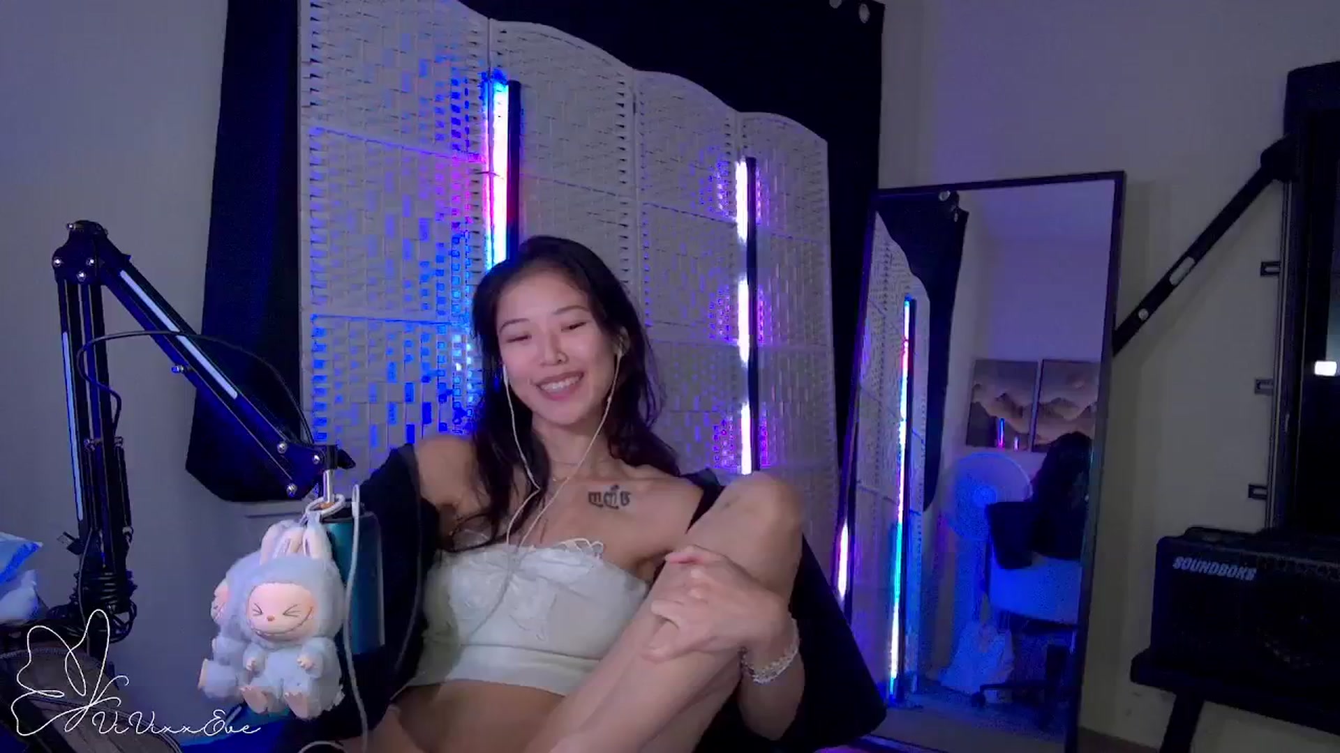 Gallery image thumbnail from Vivixxeve's myfreecams stream on, 09/18/2025, 05:21 image 13 of 20