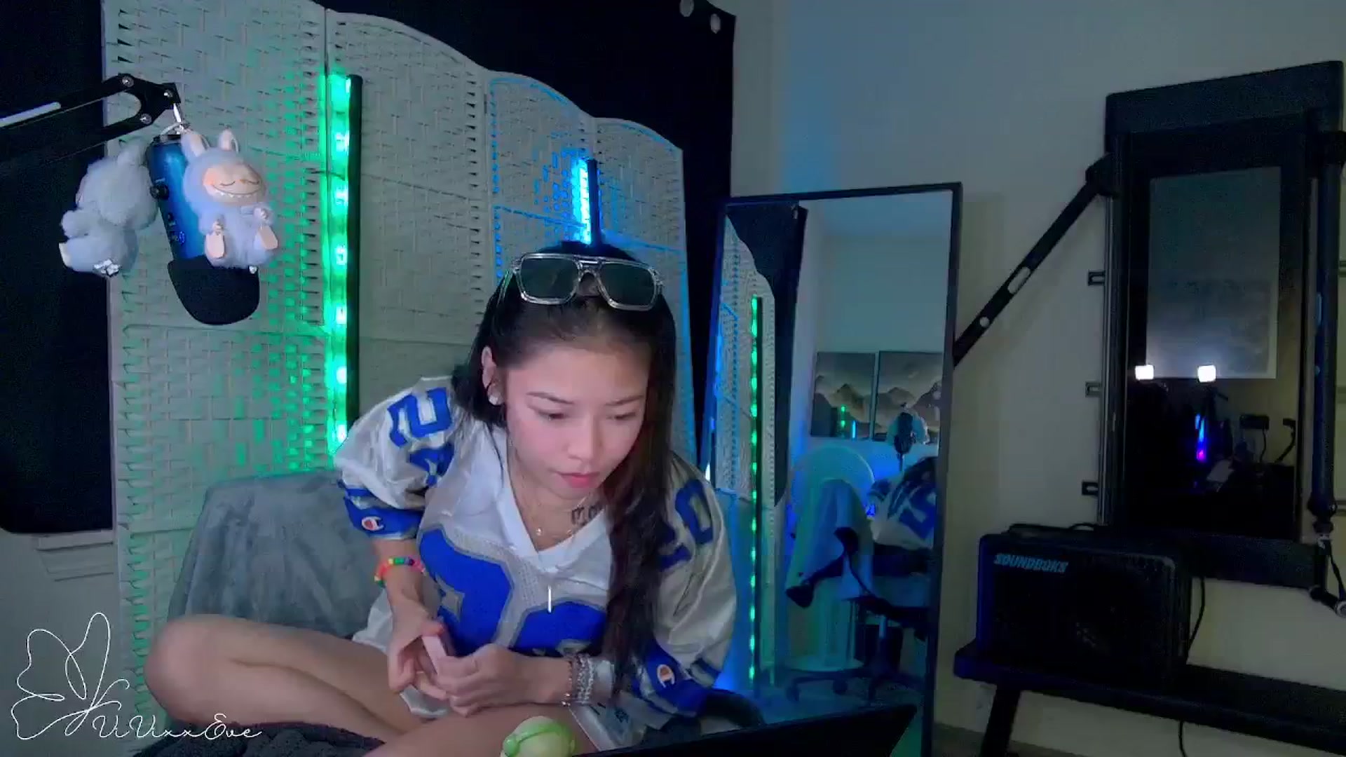 Gallery image thumbnail from Vivixxeve's myfreecams stream on, 09/23/2025, 04:38 image 16 of 20