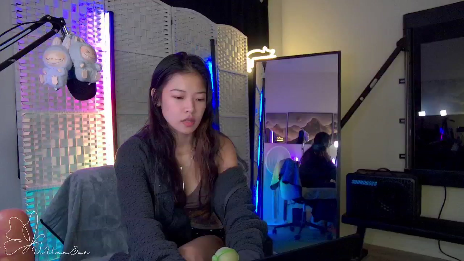 Gallery image thumbnail from Vivixxeve's myfreecams stream on, 09/24/2025, 07:18 image 5 of 20