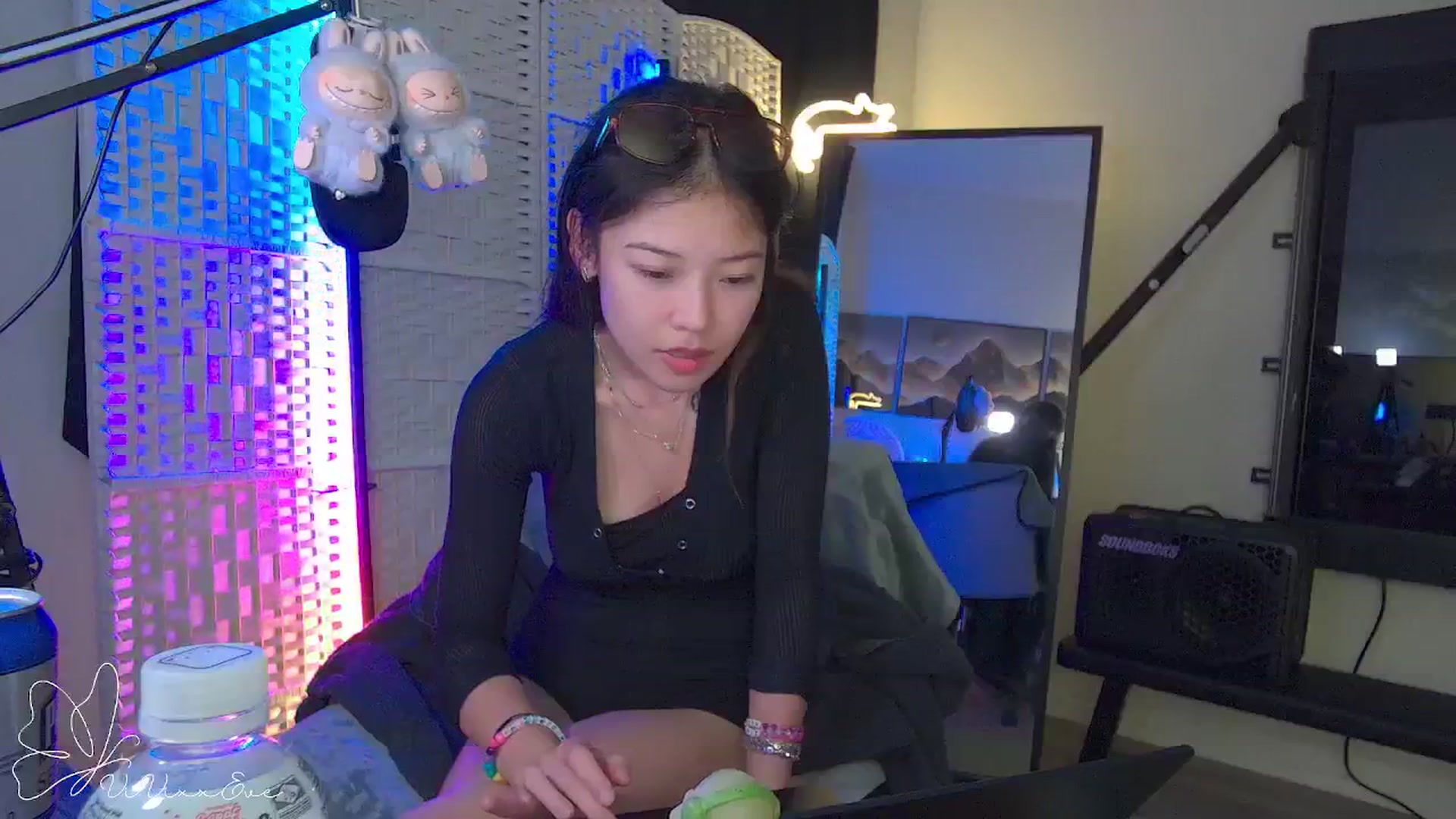 Gallery image thumbnail from Vivixxeve's myfreecams stream on, 09/25/2025, 04:06 image 15 of 20