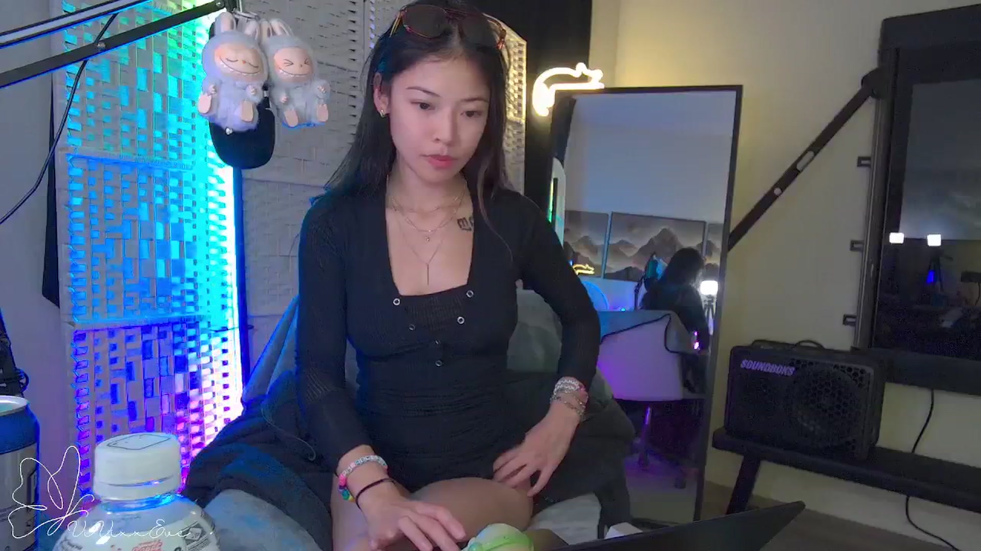 Gallery image thumbnail from Vivixxeve's myfreecams stream on, 09/25/2025, 04:06 image 10 of 20