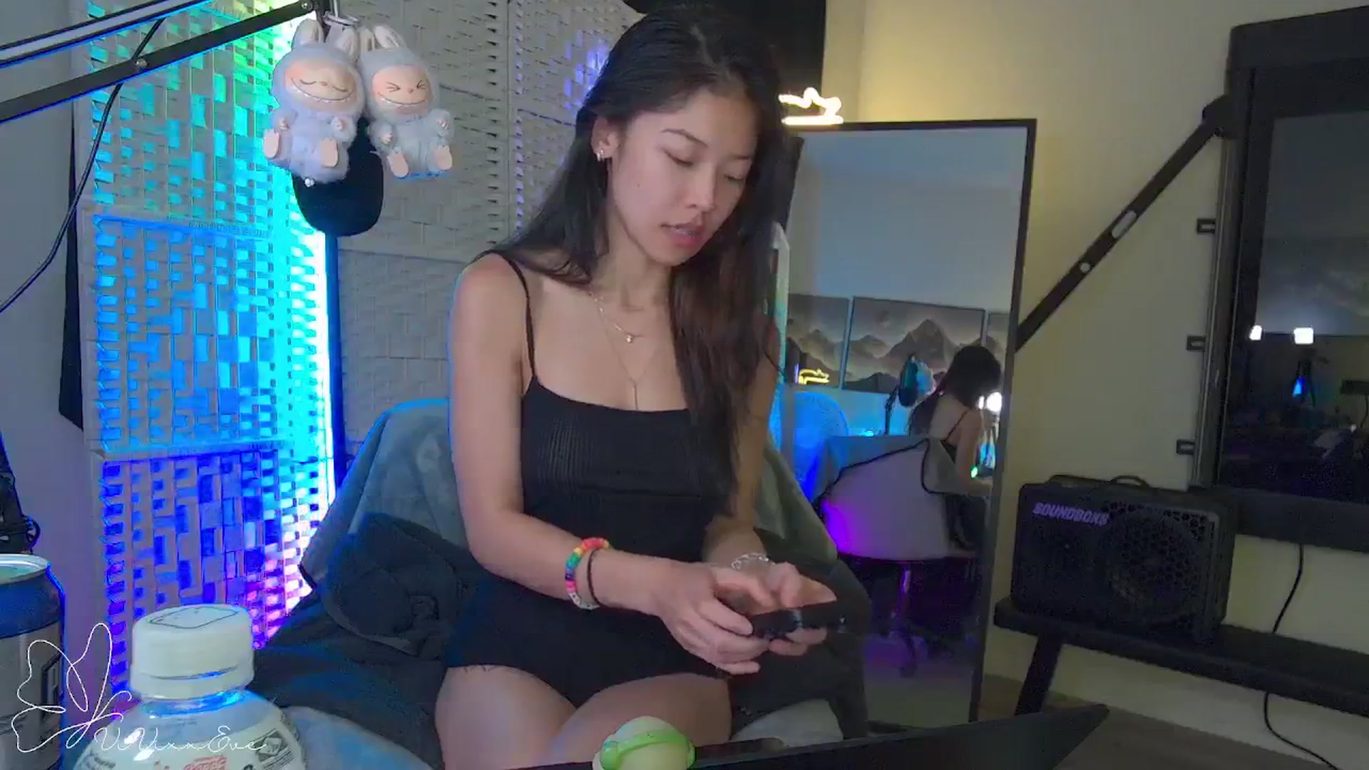 Gallery image thumbnail from Vivixxeve's myfreecams stream on, 09/25/2025, 04:32 image 9 of 20