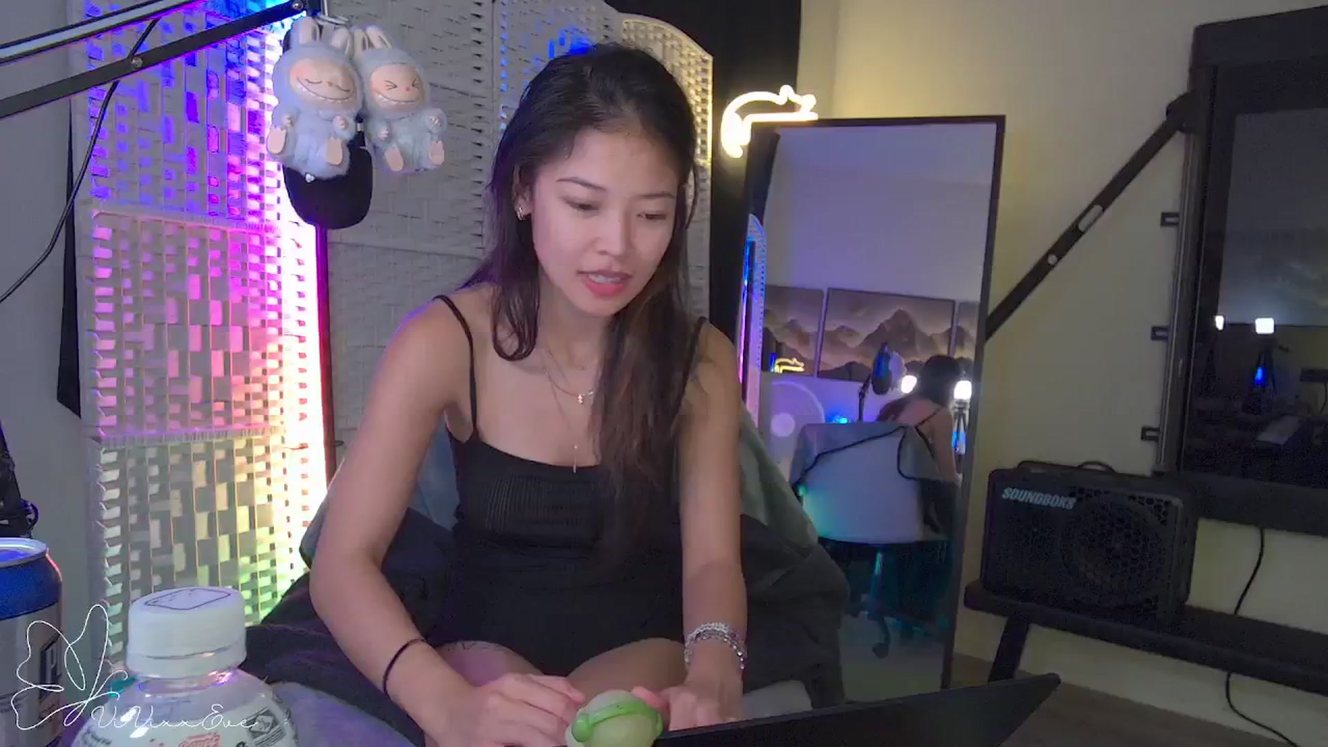 Gallery image thumbnail from Vivixxeve's myfreecams stream on, 09/25/2025, 04:32 image 1 of 20